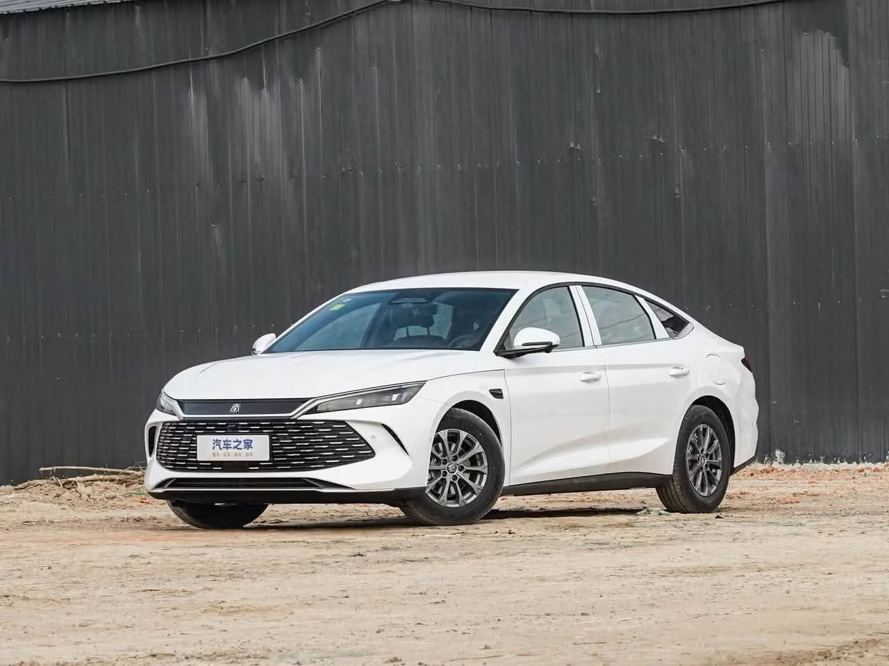 🚗 للبيع: BYD Qin L موديل 2025 | بحالة الزيرو تماماً 🚗

فرصة ممتازة للي يدور سيارة جديدة ومجهزة بالكامل بجميع البرامج والأوامر الصوتية، بدون عناء البرمجة أو الانتظار!
✨ أبرز المواصفات:
• العداد: 450 كم فقط (بحالة الشركة)
• المواصفات: أعلى فئة فول مواصفات (ما عدا الفتحة)
• الأنظمة والتكنولوجيا: 13 كاميرا محيطية + نظام الاصطفاف الذكي (Auto Park)
• الملحقات: جميع أغراضها الأصلية كاملة وبحالة الوكالة
🛠️ البرمجة والتجهيز (جاهزة 100%):
• تعريب شامل وكامل للأنظمة والواجهات
• تحدث وأوامر صوتية باللغة العربية: تسولف ويا السيارة وتنفذ أوامرك بالعربي مباشرة
• مجهزة بكافة التطبيقات والبرامج الأساسية للقيادة والترفيه
📋 الموقف القانوني والأوراق:
• السيارة كاتي (تترقم أربيل)
• الفحص والبراد كاملين وجاهزين
• متبقي لموعد التسجيل 60 يوم (شهرين) – تراجع المرور وتسجل اللوحة باسمك مباشرة
💰 السعر: (171 ورقة) قفل نهائي 🔒
📞 للتواصل والاستفسار (واتساب فقط):
السيارة في كركوك 

📲 ***********
