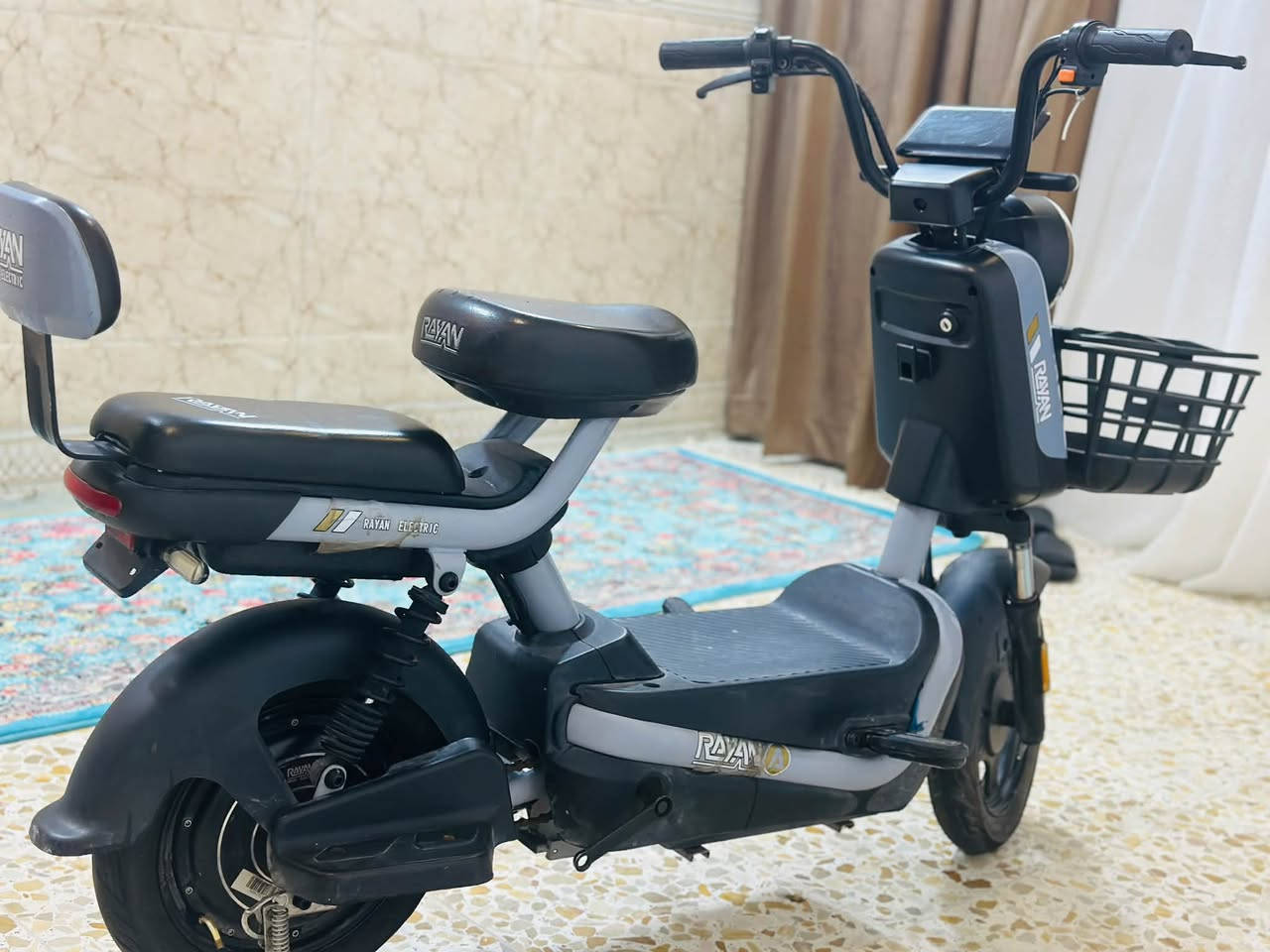 للبيع: دراجة كهربائية (سكوتر) بحالة ممتازة جداً ونظيفة كالجديدة! ⚡🛵
إذا كنت تبحث عن وسيلة تنقل عملية، مريحة، واقتصادية داخل الحومة أو المشاوير اليومية السريعة، هذه الدراجة هي الخيار المثالي لك.
 الحالة: نظيفة جداً وخالية من أي عيوب، جاهزة للاستخدام الفوري.
 المميزات:
 شاشة رقمية واضحة لعرض السرعة ومستوى البطارية.
 إضاءة أمامية قوية لسلامة القيادة الليلية.
 سلة أمامية عملية لوضع الأغراض والحاجيات.
 مقعد مريح مع مسند خلفي لتوفير راحة إضافية للراكب.
 تصميم عصري بلون رمادي جذاب مع نظام دفع كهربائي سلس واقتصادي.
المواصفات التقنية:
 نوع الدراجة: دراجة كهربائية (Electric Bike / Rayan)
 النظام الكهربائي: 4 بطاريات (48 فولت) لضمان أداء قوي ومدى مناسب للمشاوير.
 السرعة والشاشة: شاشة رقمية ديجيتال متقدمة (i-Bike) تعرض السرعة بوضوح.
 الفرامل والتعليق: نظام تعليق أمامي وخلفي لامتصاص الصدمات وتوفير قيادة مريحة على الطرقات.
(العنوان بغداد ) رقم ‭***********‬) 
السعر 250
