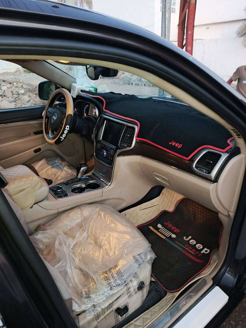 السلام عليكم للبيع او المراوس سياره نوع جيب گراند شيروكي موديل ٢٠١٧ رقم بغداد مشروع وطني ملكية السيارة باسمي وارد امريكي فول مواصفات لمتدد مصبوغة احزام توحيد لون محرك جديد موديل ٢٠٢٠  حساسات ٤ وباقي المواصفات والسيارة ما ناقصها شي كامله مكملة السعر160 ورقة وبيها مجال للشراي للاستفسار على الرقم ***********  أو ***********
