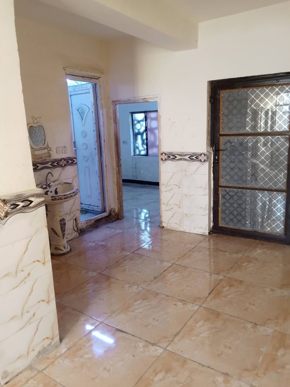 شقة سكن شباب طلاب موضفين قرب باب المعظم
غرفتان نوم ومطبخ وخدمات مثل ما موضح بالفديو والصور 
سخان + ماطور ماء + بوستر + خط مولد + خط انترنت . 
ايجار 500 
العنوان شارع شيخ معروف قرب تقاطع شارع حيفا وشارع  6 العلاوي

واتساب حصرا غير متواجد على الفيس 
***********
