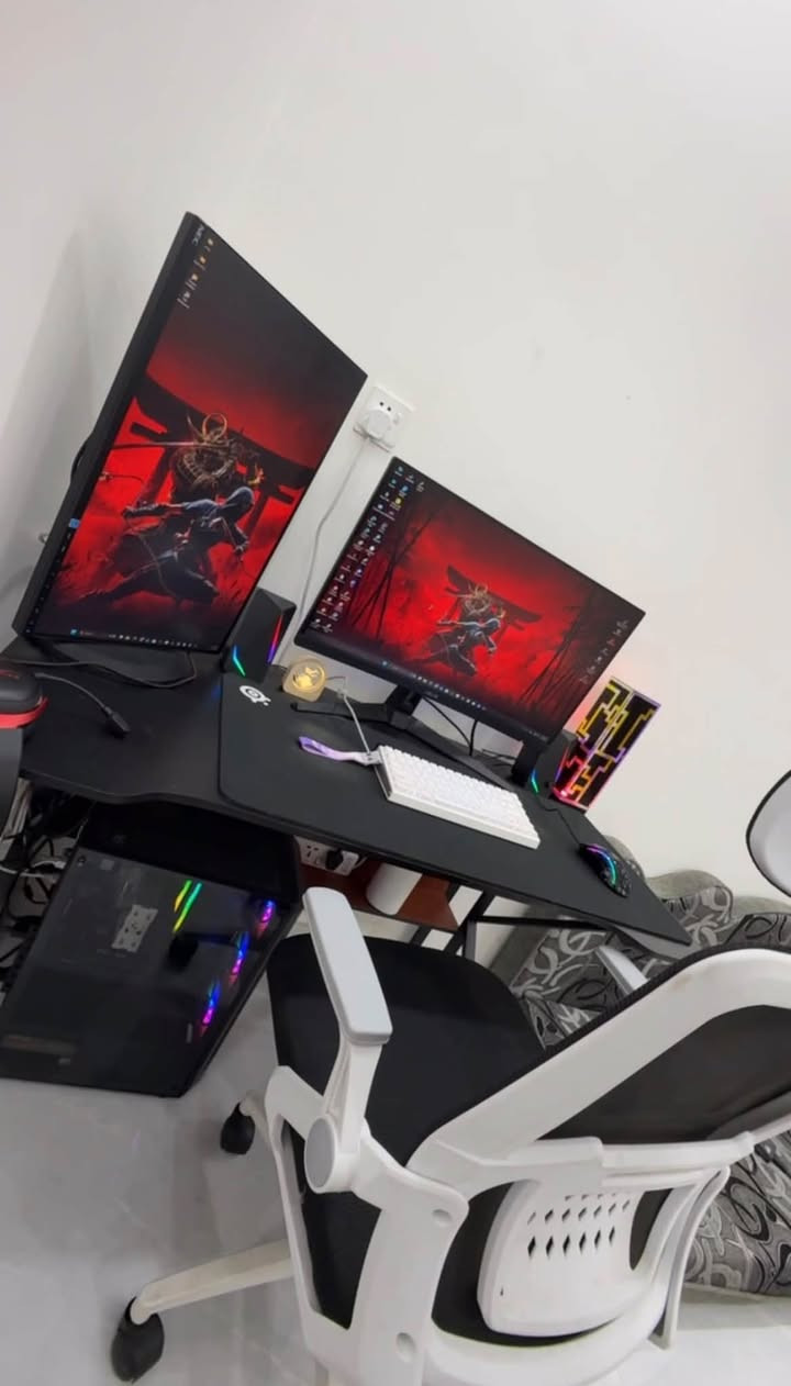 السلام عليكم شلون الحبايب 
سيت اب كامل للبيع 
المواصفات:

CPU: AMD R5 5500
GPU:RX 6650 XT
RAM:ddr4 16(2*8)
P.S:500W
M.2 1T 
الشاشة الاساسية: 

ASUS VG27V
27"
165HZ

Windows 11 pro مفعل
مواصفات مقاصره وتكدرون اشوفون ادائه باليوتيوب الحسابه كلشش نضيفن استعمال بسيط كلشش سبب البيع عدم التفرغ وانشغال بالشغل 
 
الشاشة الثانويه:
60Hz

السماعة :

HyperX Cloud III 🎧
الكيبورد: 
Attack shark 
كرسي مكتبي كلش حلو ونظيف كلشش قليل استخدامه 
والميز موضح بالصورة 
سماعة خارجيه read dragon 

ماوس باد ستيل سيريس

ماوس: 

Glorious

واضافه الهن UPS
السعر كامل كلشي بمليونين امانة الله كلفتني اكثر 

مكاني الاعظمية تحب تجي تفحص وتاخذ راحتك كل الهلا بيك 
للتواصل رقم *********** وكل الهلا بيكم
