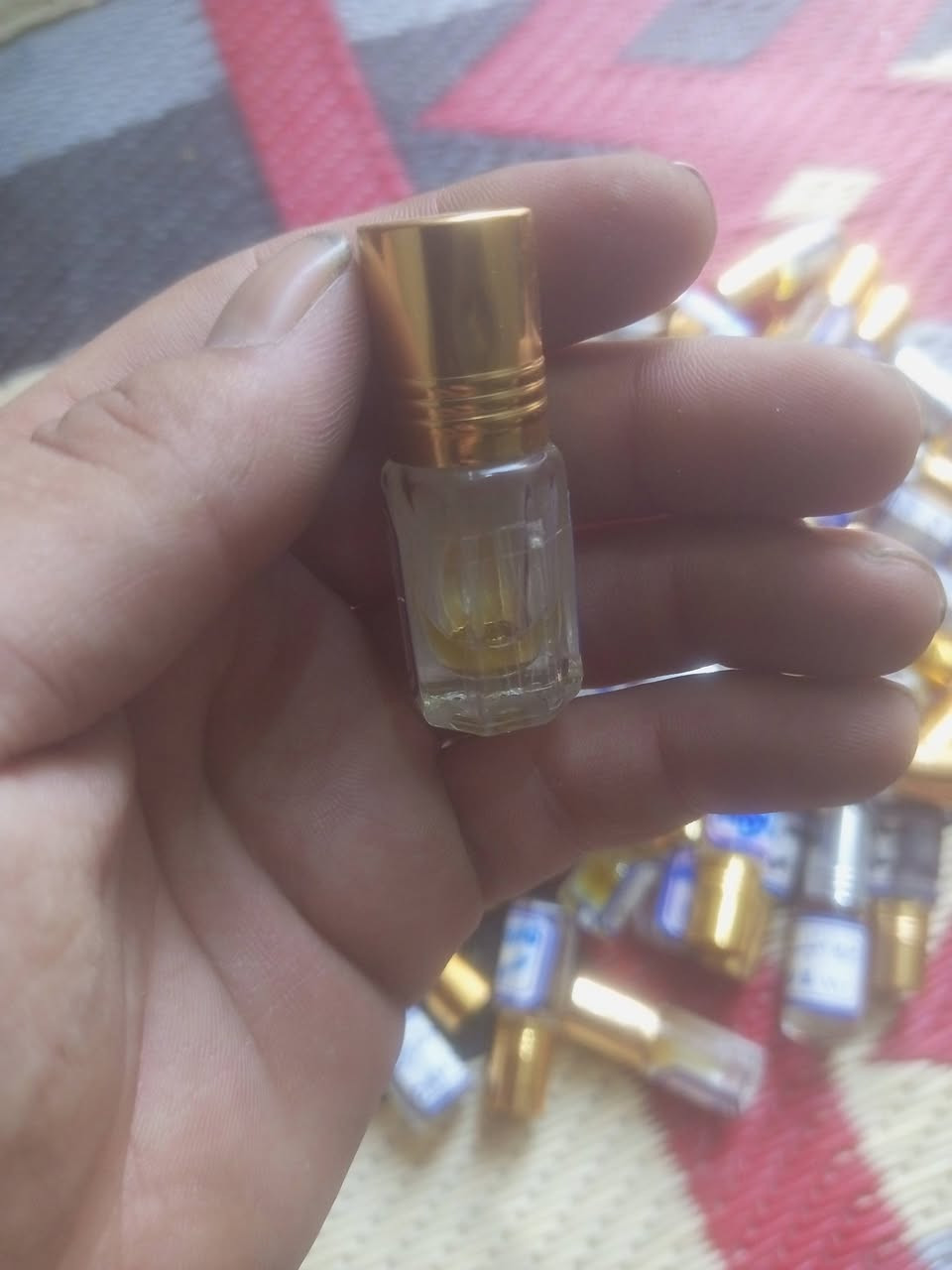 السلام عليكم..
للبيع عطور زيتية تركيب (ربع تولة) شروة كاملة بسعر تصفية لأصحاب البسطات أو الاستخدام الشخصي.

العدد الكلي: تقريباً 50 حبة.

الروائح: تشكيلة منوعة (فرنسي، شرقي، سويت) مثل عود الشيخ، زهرة الخليج، سبورت، ليرة اتنس، وبيري ميتاليك.

حالة الزجاجات: الزجاجات نظيفة، لكن المستويات مختلفة (اكو بيهن متروسات، واكو نص، واكو ربع) والمعاينة واضحة بالصور
السعر 25 قفل مكاني بغداد
