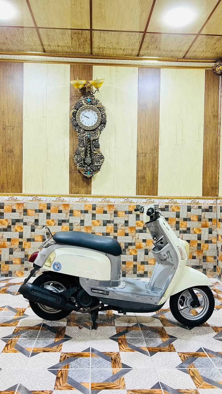 سلام عليكم دراجه ماكس بوليسي رمبه بسعر ٨٥٠ دراجه بلكارتون ما مفتوحه ولا تنقيص ولا تبخير شلعه ومعدل ونعومه كهربائيات كلشي شغال من طول لطول تخم تاير جديد توه شاده قفال صندوك قفال شتيرن قفال اكسل بريكات امامي وخلفي شغالات كلهن اينقص ما بيها دراجه مختمه دراجه كلها من طول لطول وختومات كلها متتابقه لون حليبي مميز داخل رصاصي دراجه كلها علبلاد مكاني بصره تقاطع الكزيزه قرب محكمت الكزيزه رقم هــ/*********** متواجد وتساب فقط
