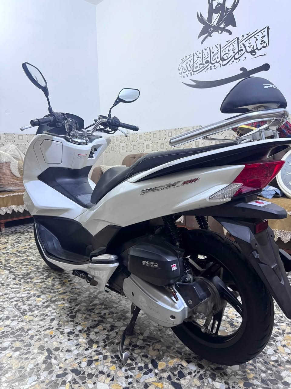 سلام عليكم PCX جيل الثاني ياباني 
مصارلهة هواي من نازله كفاله الدراجه كفر ومكينه لوك
ماشيه 29k✅
وبيه GPS ✅
مكينه150✅
حساس ستان حساس ازدحام✅
المنفيس وكتلوكاته والوصل مال معرض موجود
السعر15 وبيه مجال بسيط مكاني الامين الثانيه بعد سنه اذا كلولك مفتوحه ترجع ماسنجر ممتواجد
شراي اتصل ***********
