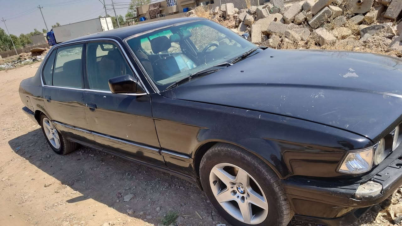 بي ام دبليو حجم 740 محرك 30 v8
بي ام اصل 740 محرك 30 v8 
بي ام دبليو اصل 740 بيها محرك ثمانية 30 السيارة حلوة وكاعدة مثل ما موضح بالصور شرط التحويل محرك شرط كير بي طبة انطيك كير فحم السيارة تمشي وين تروح بيها روح بس الكير بي طبة انطي فحم حتى لا يدوخ راسي طخم تايرات جديد طخمها فوك النص  .. بيها طخة بالجاملغ الامامي بسيطة يعني مو شواصي طخة بسيطة .. وصوندة الفلتر مال الدهن تزت دهن وبس الشراي يتصل *********** السعر 42 وبيها مجال
