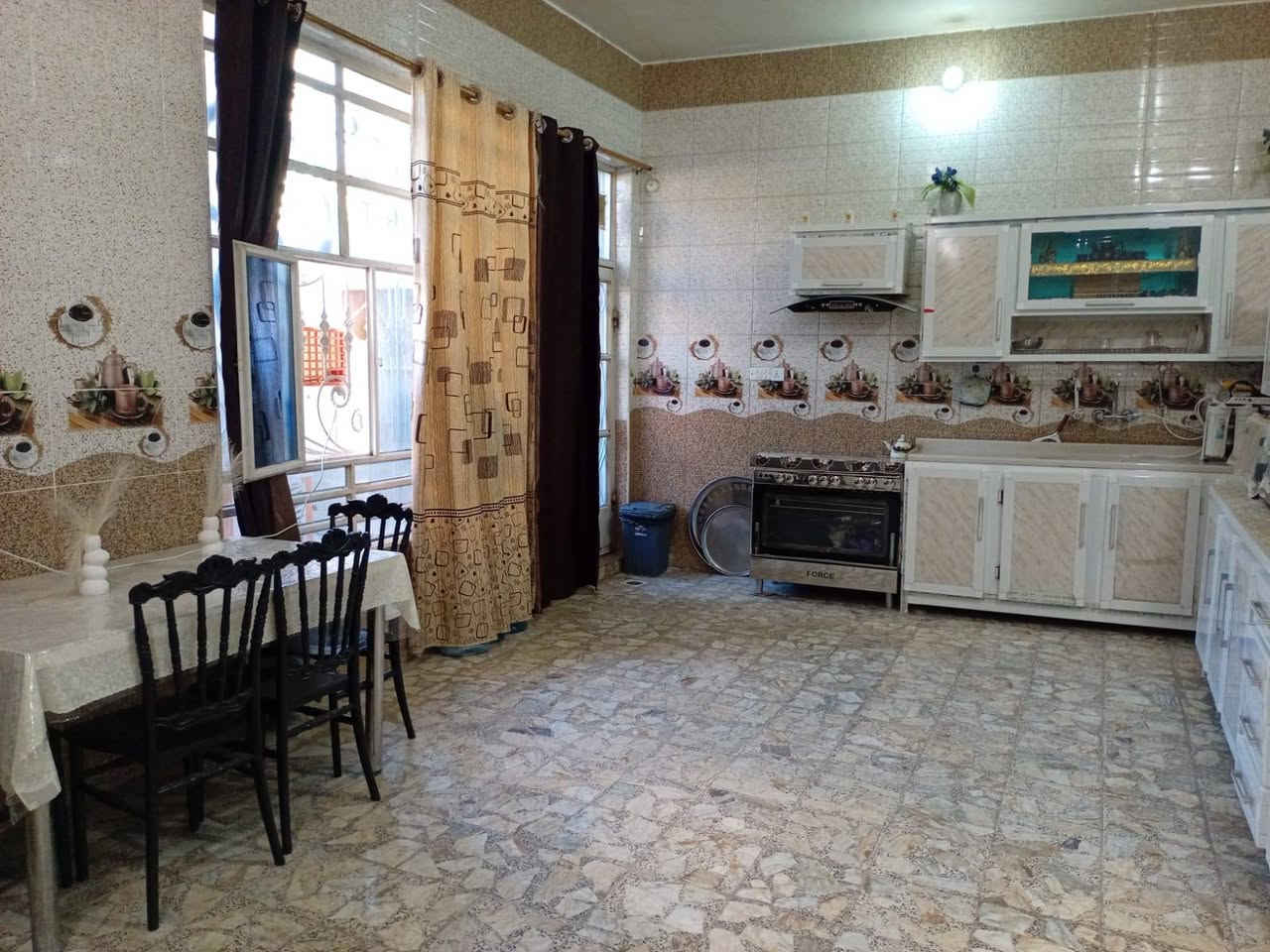 سلام عليكم  طاابقين طابو زراعي سند 25
بيت لبيع 200متر
طابق الأول
استقبال 6X4
مطبخ 7X4
صاله 8X4
غرفتين 4X5
مكشوفات ثنين
حمامات ثنين
الطابق ثاني غرفتين دبل وصاله
البراكيه شارع مدرسه انوار السجاد عرض الشارع 10متر البيت عالي عن الشارع البيت صب كونكريت بناء درجه اولى السعر،140 مع المجال
***********
