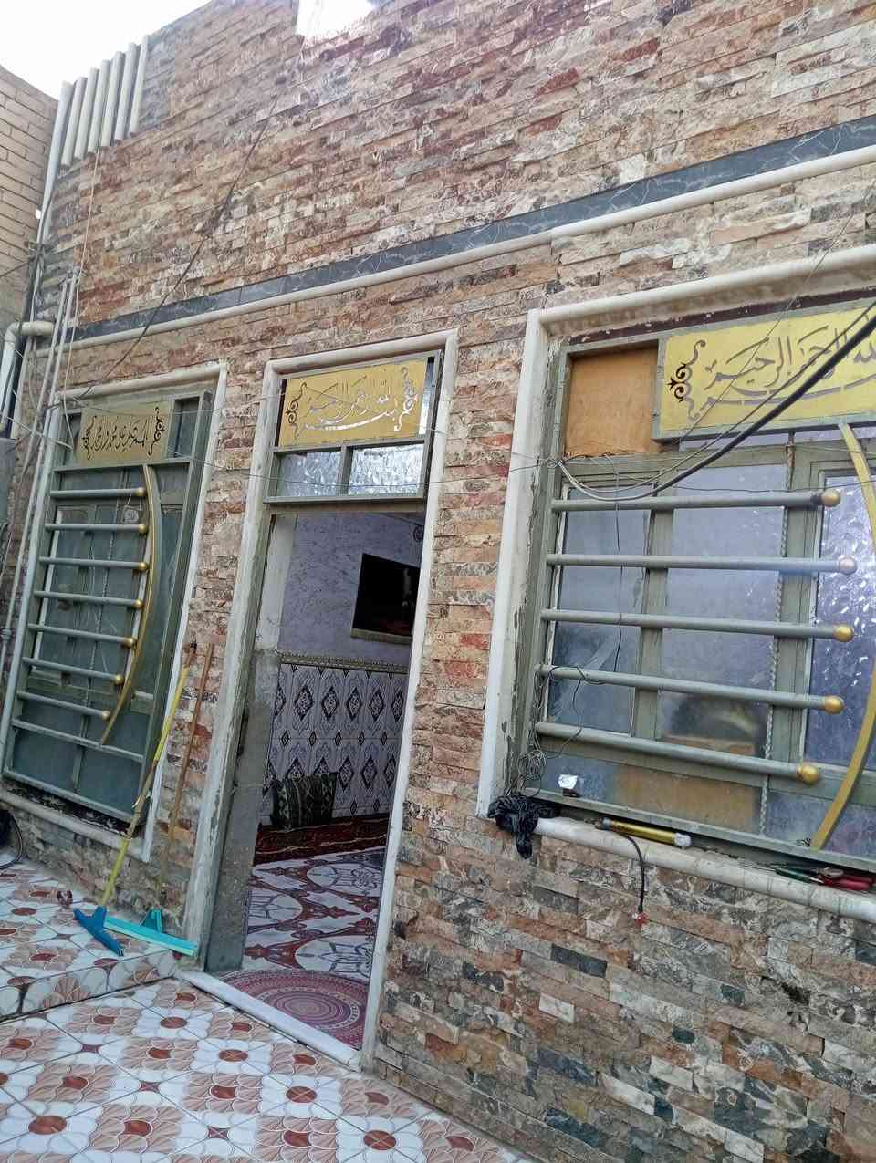 السلام عليكم بيت للبيع غرفة النوم وصاله كلدور مفتوحه ومطبخ مساحه 117سند 25 طابو زراعي وردية خارج يم اسداره ثانيه فرع المولده على شارع تبليط الاتصال على رقم واتساب ***********
