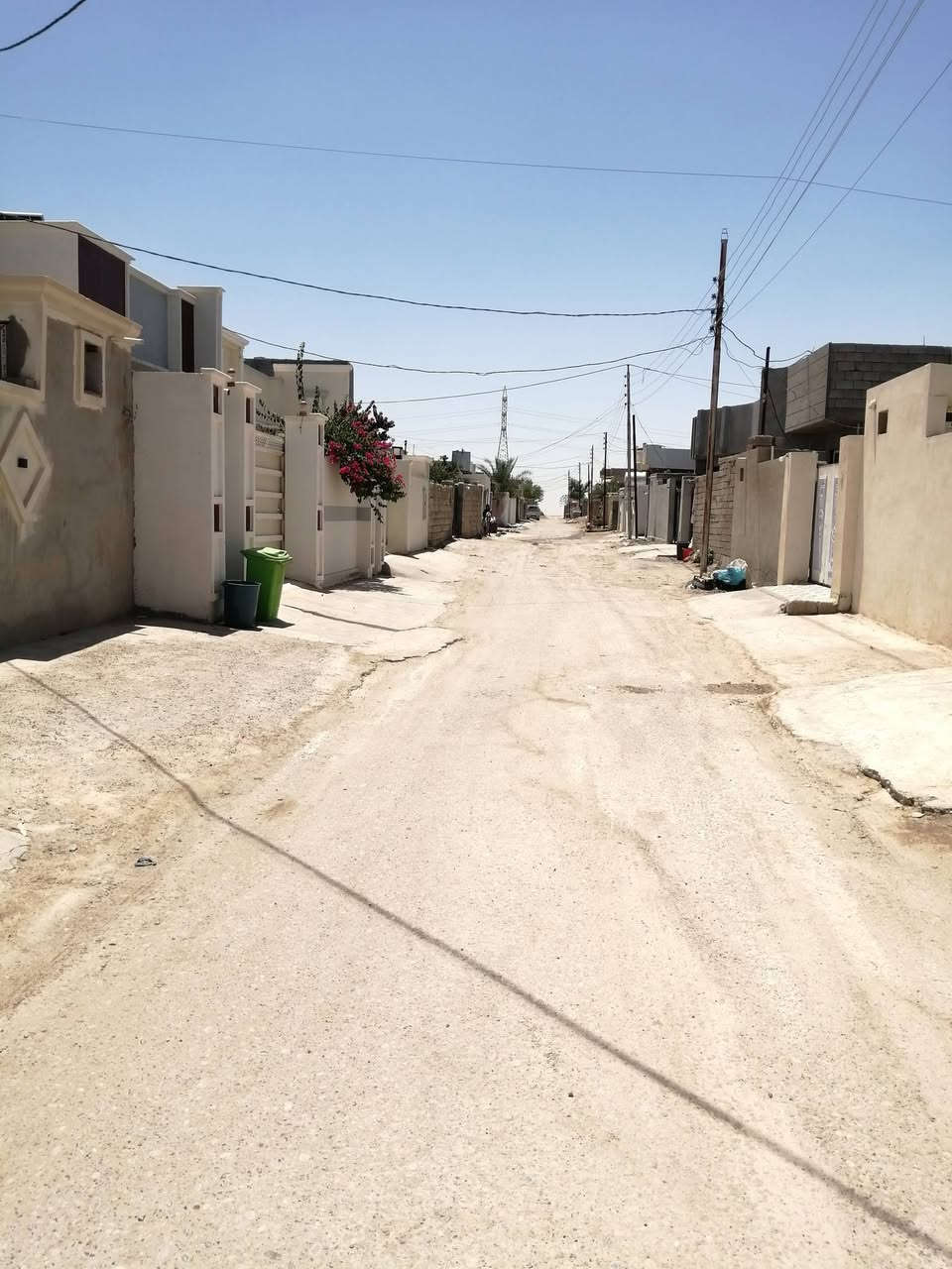 قطعة ارض للبيع في تكريت  / حي الفرسان  / قرب جامع الصابرين  / المساحة 186 متر مربع  ،  واصلها ماء  ، كهرباء  ، شارع تبليط  ،  مدفونة سبيس ومحدولة  ،  جاهزة للبناء  ،  سعرها 15 مليون  . ***********
