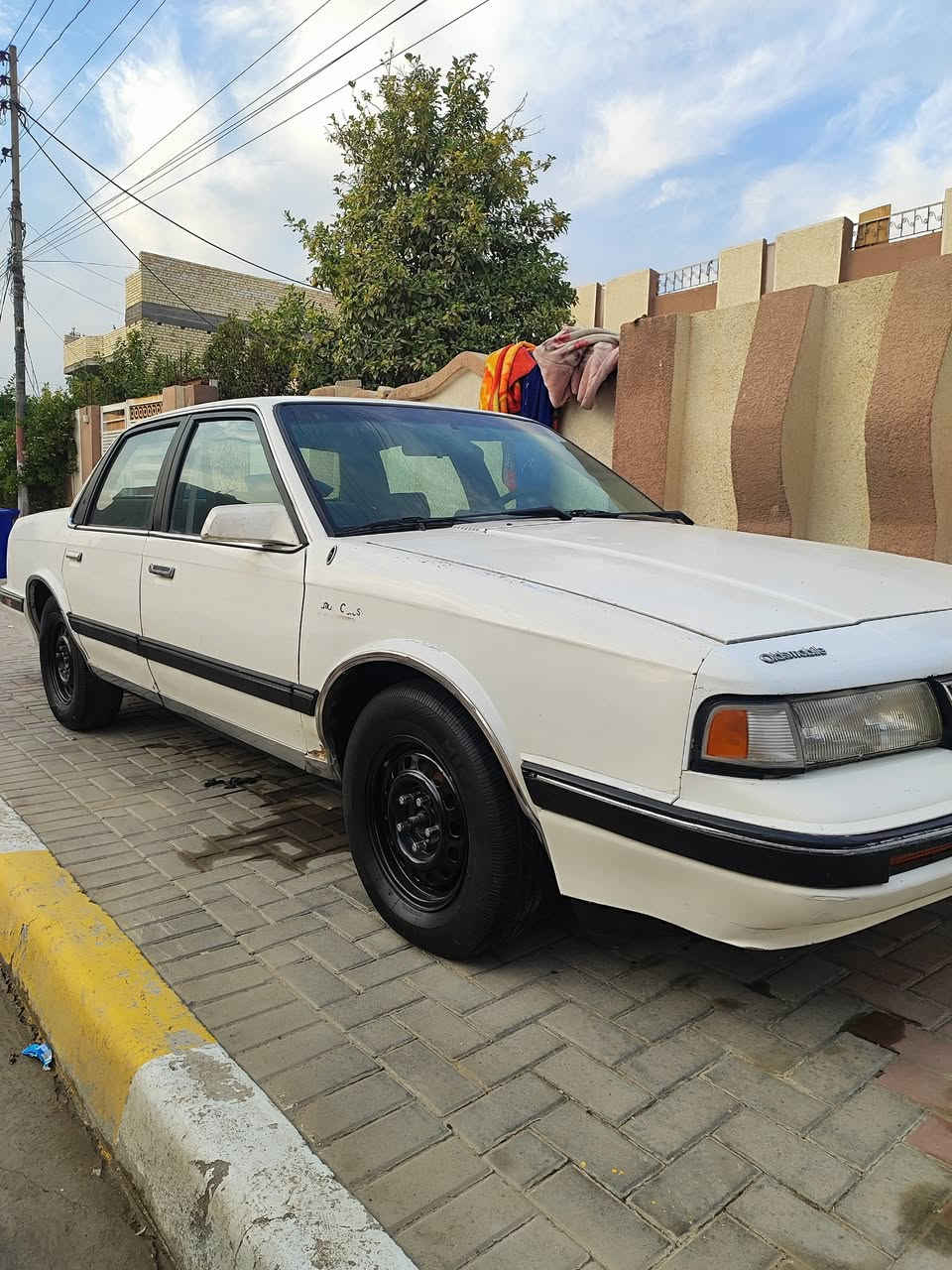 السلام عليكم اولدز موديل 90 رقم بغداد بسمي هزه جديده سنويه ل31 السياره صبغ فقط جنطه تخم تاير كهربائيات كله شغاله صدرها جديد بس الدبلات تعبن شويه مكينه بيه لاستيك ولف دخن شويه وتكطع الكير مكفول مقطع فيديو موجود بيه تصوير الداخل السعر 25 قفل  مكاني صويره ***********
