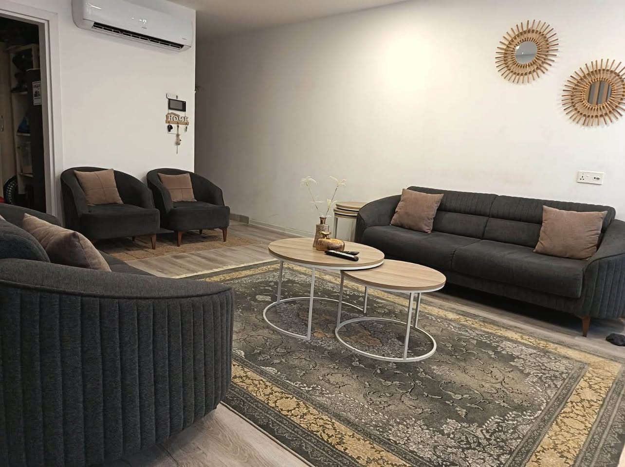 تاقمی ٨ نەفەری دەست کردی سلێمانی  ٢ مانگە دروست کراوە
لەسەر شێوازی تورکی  ژێری ڕەبەڵە
بە مێزی ناوڕاست و تەپڵەکەوە بۆ فرۆشتنەوە

٦٥٠ هەزار

سلێمانی
Whatsup
***********
