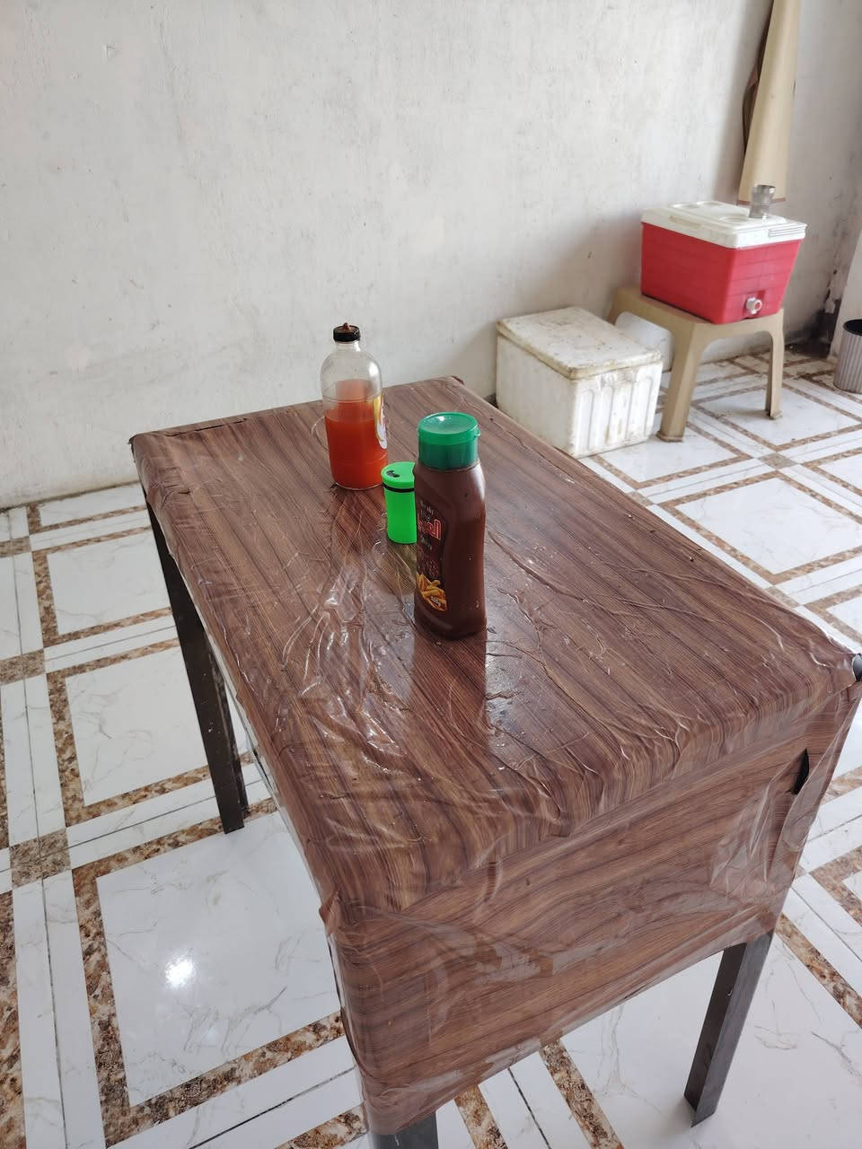 سلام عليكم غراض مطعم جاهزة للبيع جدد نضاف كلش تفصال عليك بس تجي وتشتغل  كل شيء وياهن موجود وياهن ثرامة فلافل جاهزة للبيع سعر خاص شراي يراسل يتصل وبالخدمة. ***********       مكان قضاء المدينة ام الشويج
