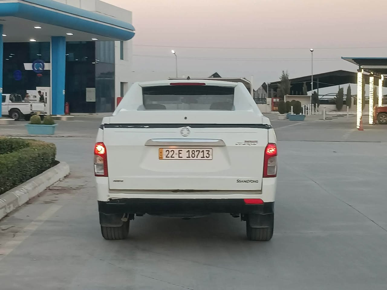 مودیل 2012 دەبل اکسل بایی٦۷ وەرقە
گێر و مەکینەو تەبرید و کارەبایی بەرشەتە
تەحویل و غەرامە بە شەرتە سەنەوی نوێیە
کامل بۆیاغە پاش و پێش و شاسی هیچی پێوە نیە
*********** --***********
