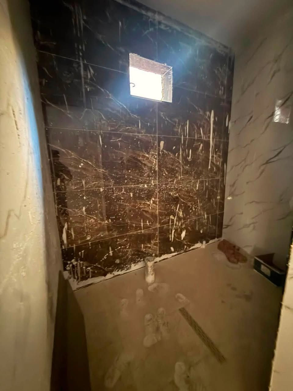 دار ل بيع
مساحه 500 متر 

طابو ملك سند 25 

سنه البناء 2026

مساحه البناء 200 متر 

يحتوي. عله 6 غرف نوم 

حديقه و كراج 300 متر 

نقص فقط صبغ واجه 

وكهرباء نقاط و اضاءة 

العنوان بغداد الكرغوليه

شارع السايد واحد خلف ماركت الهداء

رقم صاحب الدار 

***********
