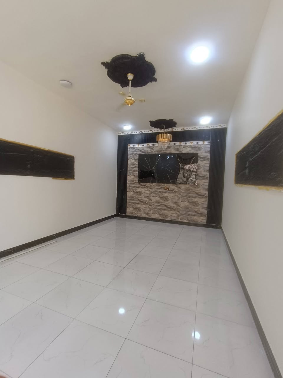 🏡 بيت للبيع – بناء حديث وجاهز للسكن 🏡

📐 المساحة: 200 متر
📜 طابو زراعي باسم عراقي – سند 25

✨ مواصفات البيت:
🔹 غرفتا نوم
🔹 استقبال واسع
🔹 مطبخ مفتوح على الصالة
🔹 صالة كبيرة
🔹 درج دائري أنيق
🔹 صحيات داخلية وخارجية
🔹 كراج سيارة
🔹 حديقة
🔹 بناء حديث ومرتب من جميع النواحي
🔹 البيت فارغ وجاهز للسكن

✅ الاستلام الفوري عند إبرام العقد

📍 الموقع: البصرة – أبي الخصيب – العاكوليه– الطريق الوسطي

💰 السعر: 90 مليون دينار عراقي
🔸 قابل للتفاوض

📞 للاستفسار:
***********
أبو مهدي

🏘️ نستقبل جميع العروض العقارية في محافظة البصرة

#عقارات_البصرة #أبي_الخصيب #بيت_للبيع #العاكوليه #فرصة_سكن
