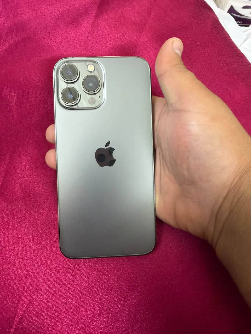 ايفون 13 pro max
ذ 256
ب 91 معلايه 
لون اسود 
شاصي كفاله 
الجهاز مبدل بي شاشه حالها حال الاصليه 
لا تعليك ولاحماوه ولا تختلف الوانها كلش مرتبه 
محدث اخر تحديث ios 27 مكاني بغداد البنوك 
السعر 600 وبي مجالل***********

نص مكتوب في الصور:
- القطع والخدمة تجمع Apple سجل تاريخ القطع والخدمة، وهذا السجل يعرض معلومات عن هذا الـ iPhone وحالته وتفاصيل إصلاحه. معرفة المزيد... سجل تاريخ الخدمة الشاشة غير معروف
- حالة البطارية والشحن كما هو الحال مع البطاريات القابلة لإعادة الشحن، بطارية الهاتف قابلة للاستهلاك وتصبح أقل فاعلية مع الوقت. معرفة المزيد... الحد الأقصى للقدرة 91% هذا قياس لقدرة البطارية مقارنة بقدرتها عندما كانت جديدة. قد تتسبب القدرة المنخفضة بتقليل ساعات الاستخدام بين عملية الشحن والأخرى. أقصى قدرة للأداء ستساعد الأنظمة المضمنة في النظام والمكونات في تخفيف آثار الأداء التي قد تلاحظها أثناء التقدم الكيميائي في عمر بطارية iPhone. شحن البطارية المحسن للحد من استنزاف عمر البطارية، يتعلم الـ iPhone من عادات الشحن اليومية، بحيث ينتظر ولا يتجاوز 80% حتى يحين موعد حاجتك إلى استخدامه.
