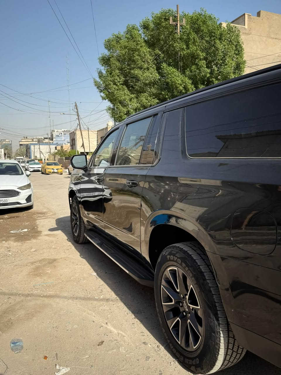 للبيع: شيفروليه سوبربان Z71 موديل 2021 – بحالة ممتازة جداً
الموديل: 2021
 الفئة: Z71 (أقوى فئة مخصصة للطرق الوعرة والمغامرات العائلية)
 سعة المحرك: V8 سعة 5.3 لتر (قوة وأداء عالي)
 ناقل الحركة: أوتوماتيكي بـ 10 سرعات
 نوع الدفع: دفع رباعي (4WD) مع دبل
أبرز المواصفات والتجهيزات:
 المظهر الخارجي الرياضي الخاص بفئة Z71 (واجهة أمامية هجومية، خطافات سحب حمراء، شبك أسود مطفي).
 جنوط مقاس 20 إنش أصلية مع إطارات بحالة ممتازة.
 مقصورة واسعة جداً وثلاثة صفوف مقاعد (تتسع براحة تامة لـ 7 إلى 8 راكب)، مع مقاعد جلدية بتطريزات وشعارات Z71.
 شاشة وسطية لمسية كبيرة تدعم أبل كاربلاي وأندرويد أوتو، مع شاشة عدادات رقمية متطورة.
 تكييف هواء مركزي وثلاثي المناطق، ومقاعد أمامية كهربائية مع خاصية التدفئة.
 أنظمة أمان متكاملة (تشيفروليه للسلامة): فرملة طارئة تلقائية، تنبيه الاصطدام الأمامي، الحفاظ على المسار، وكاميرات محيطية لمساعدة الاصطفاف.
 السيارة نظيفة جداً وخالية من العيوب، وجاهزة للاستخدام الفوري العائلي والسفريات.
السعر: 30,000 دولار (قابل للتداول بالمعقول)
للتواصل والاستفسار (اتصال أو مراسلة): ***********
