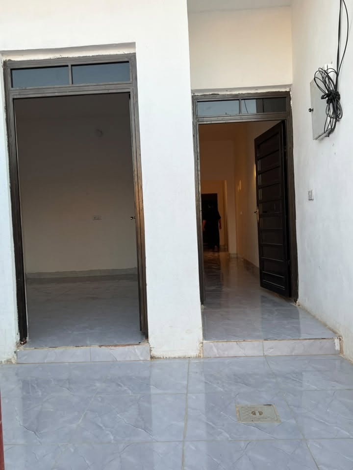 السلام عليكم بيت بحي بلفرسان البيع 
مساحه 100 عند جامع روف رحيم 
سعره 33
رقم. ***********
