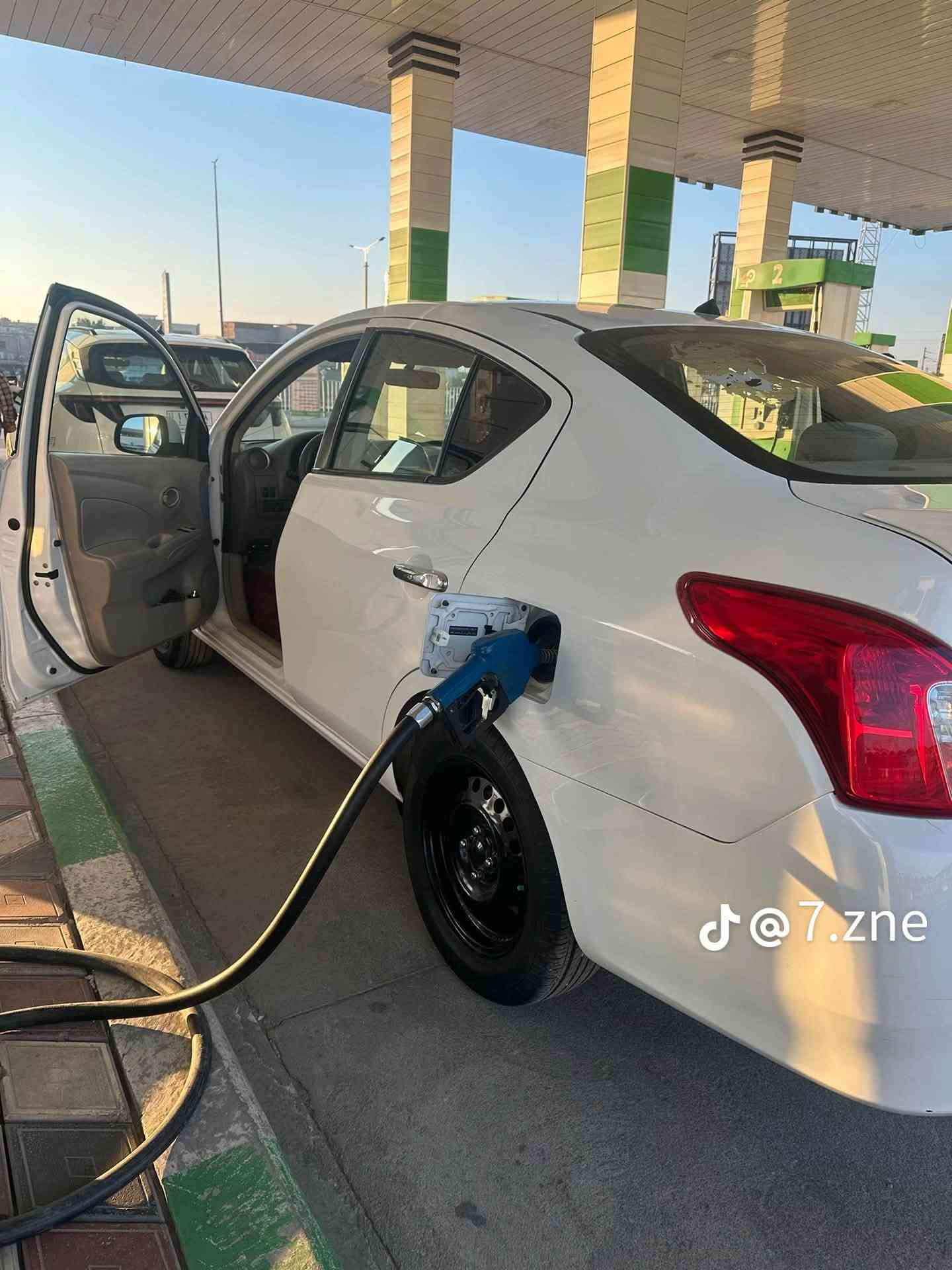 سلام عليكم نيسان سني هندي موديل ٢٠٢٤ سيارة جديدة حيل فول مواصفات أربع جام كهرباء وقطعتين تبريد مكفول عدا بس بارد بسيط السعر ١٢٠$ وبيها مجال حك الجيه مكاني بغداد البياع الاتصال ***********

نص مكتوب في الصور:
- @7.zne