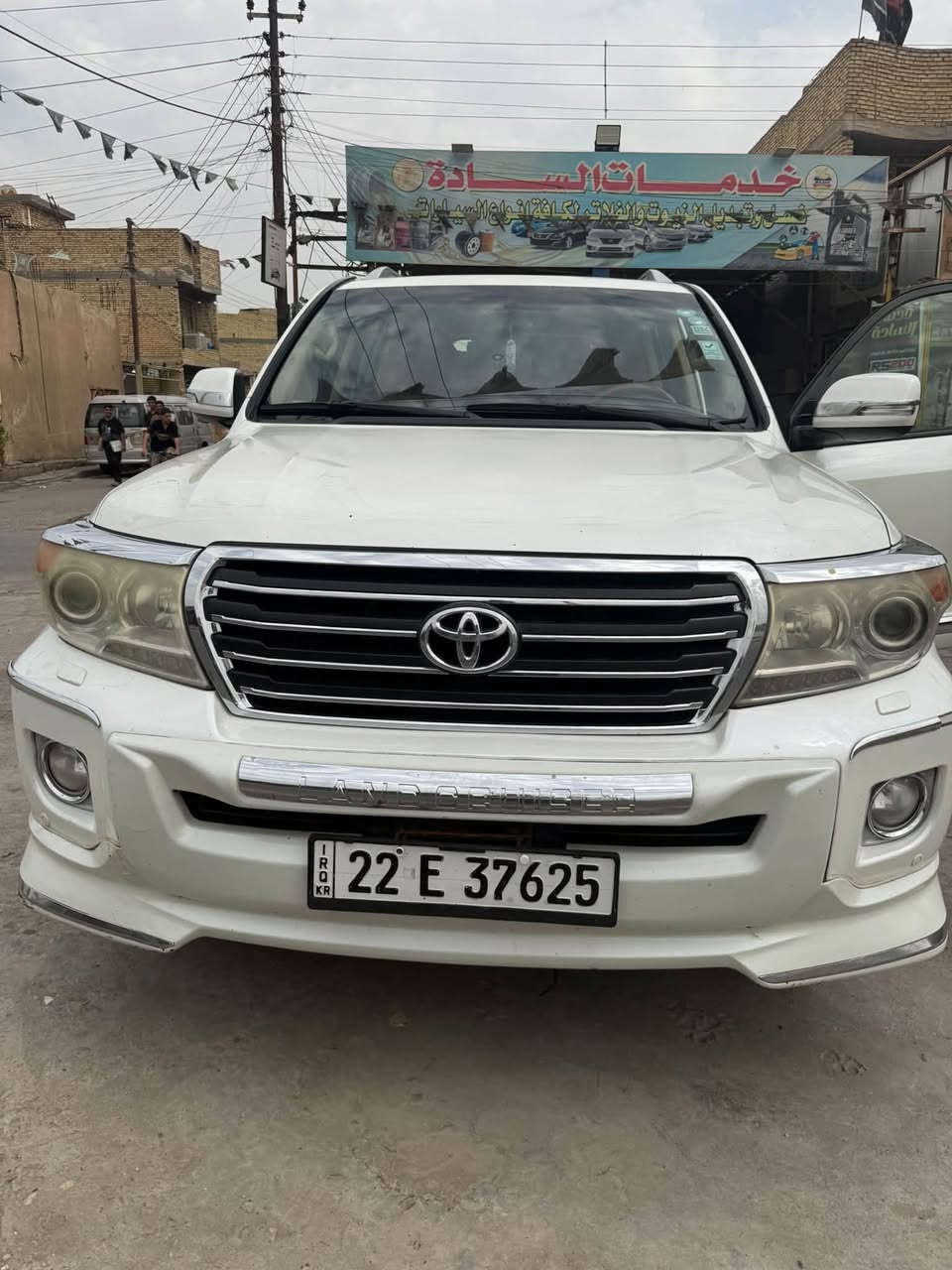 السلام عليكم ورحمة الله وبركاته
للبيع: تويوتا لاند كروزر GXR V8 موديل 2013
رقم   (أربيل)

• الموقع: بغداد 
• الممشى: 190 لف

المواصفات:
    • بصمة ابواب وتشغيل 
• فتحة سقف.
• ثلاجة.
• تحكم بالدركسون.
• حساسات أمامية وخلفية.
• مرايات شفط.
• شاشة
• كاميرا خلفية.
• أزرار إنارة أمامية.

السيارة جاهزة ونظيفة جداً 
 
السيارة، بيها ملاحظة بسيطة 
📞 للاستفسار والاتصال:
***********

