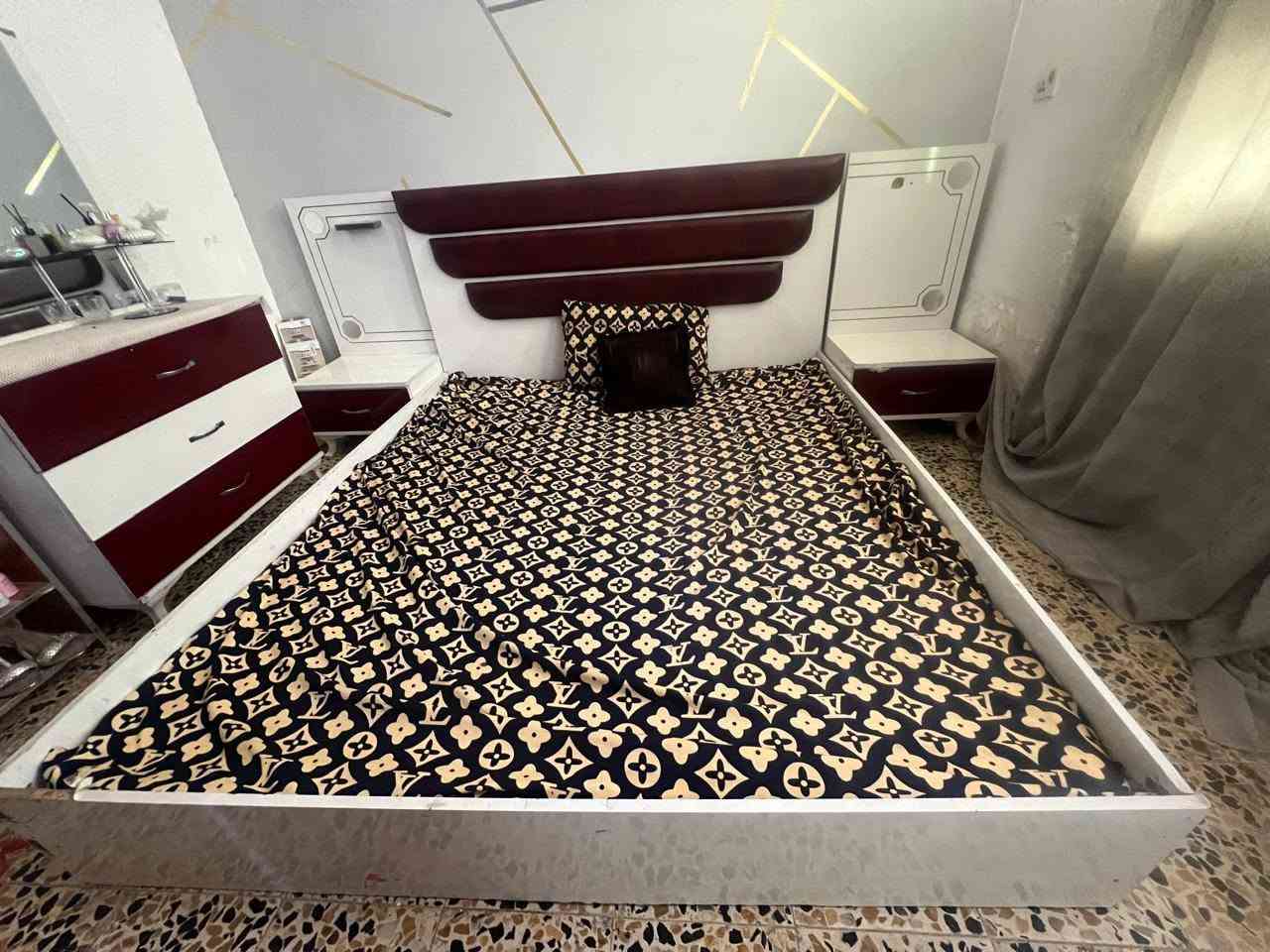 غرفة نوم • أثاث خشبي • ماكو تفاصيل