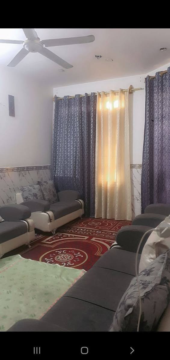السلام. عليكم  للأجاربيت 100متر طابق واحد يتكون من غرفه نوم واستقبال حولي منور حمام طرمه بيتونه سطح صحيات خارجي  المكان الشعله شارع ابو طياره  للاستفسار ***********
