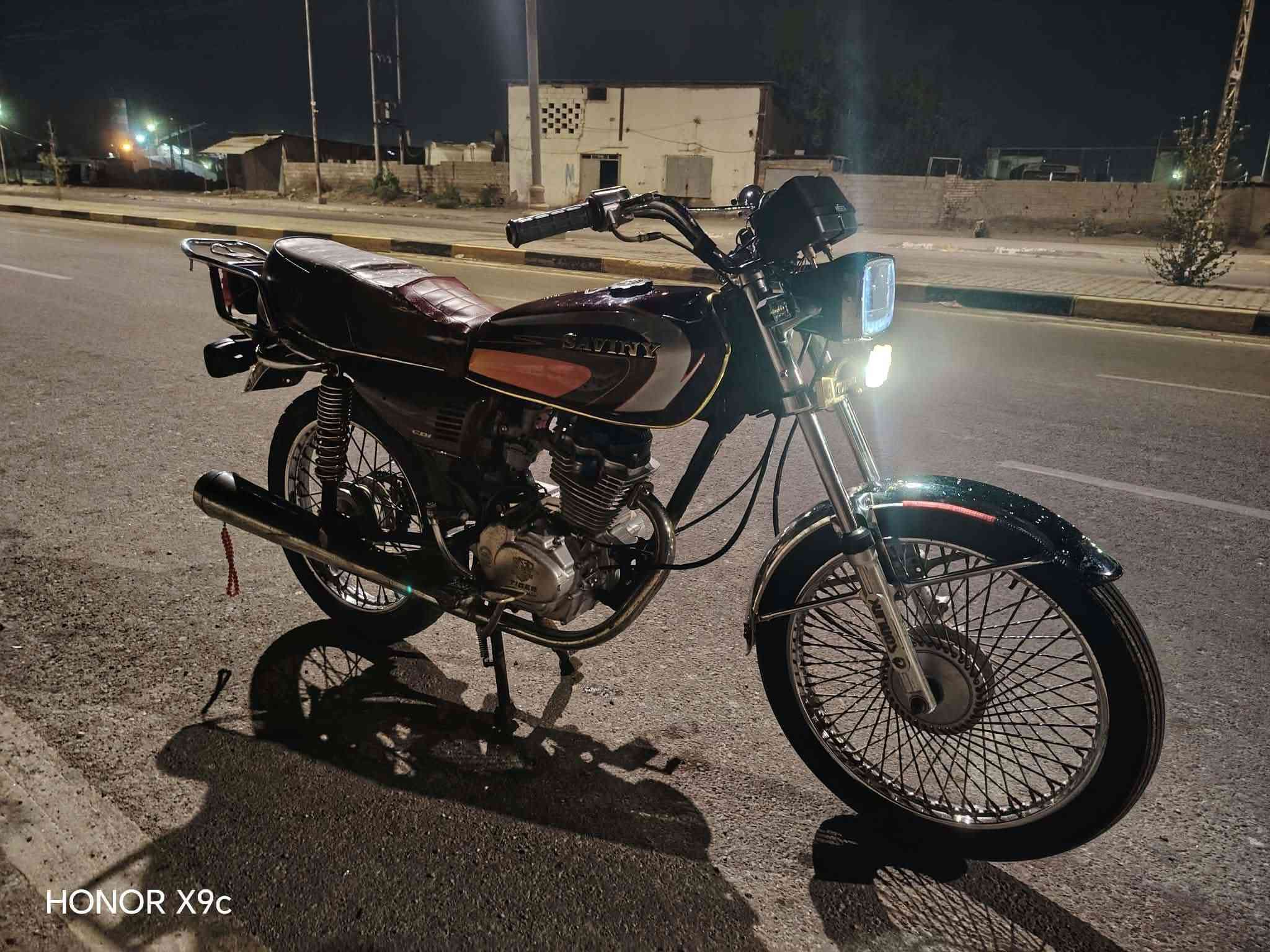 سلام عليكم تايكر موديل 20 وراق بغداد بيه 2 وراق  دراجه كلش نضيفه
محرك  خير من الله شرط فصله وسرعه ومعدل 

دراجه كلشي بيه شغال  دبلات خلفي امامي شغال

بريك شغال دشبول شغال شاير شغاله عده بس وحده 

تايراته جدد  سعره 400 وبيه مجال قليل رجائن لمو شراي 

لا يدخل ولا ينتصل  مكاني صويره ***********

نص مكتوب في الصور:
- HONOR X9c