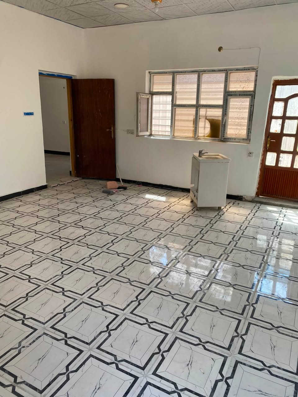 السلام عليكم طابق اول 
اعظمية ساحة عنتر خلف الجندول 
شقة مفصولة هول كبير وغرفة نوم كبيرة مطبخ حمام سطح صغير 
كهرباء  مفصولة ماء مفصول 
موقف خاص للسيارة مقابل باب الشقة 
عائلة نفرين او ٣ 
٧٠٠ الف للشهر الواحد 
للتواصل *********** واتساب
