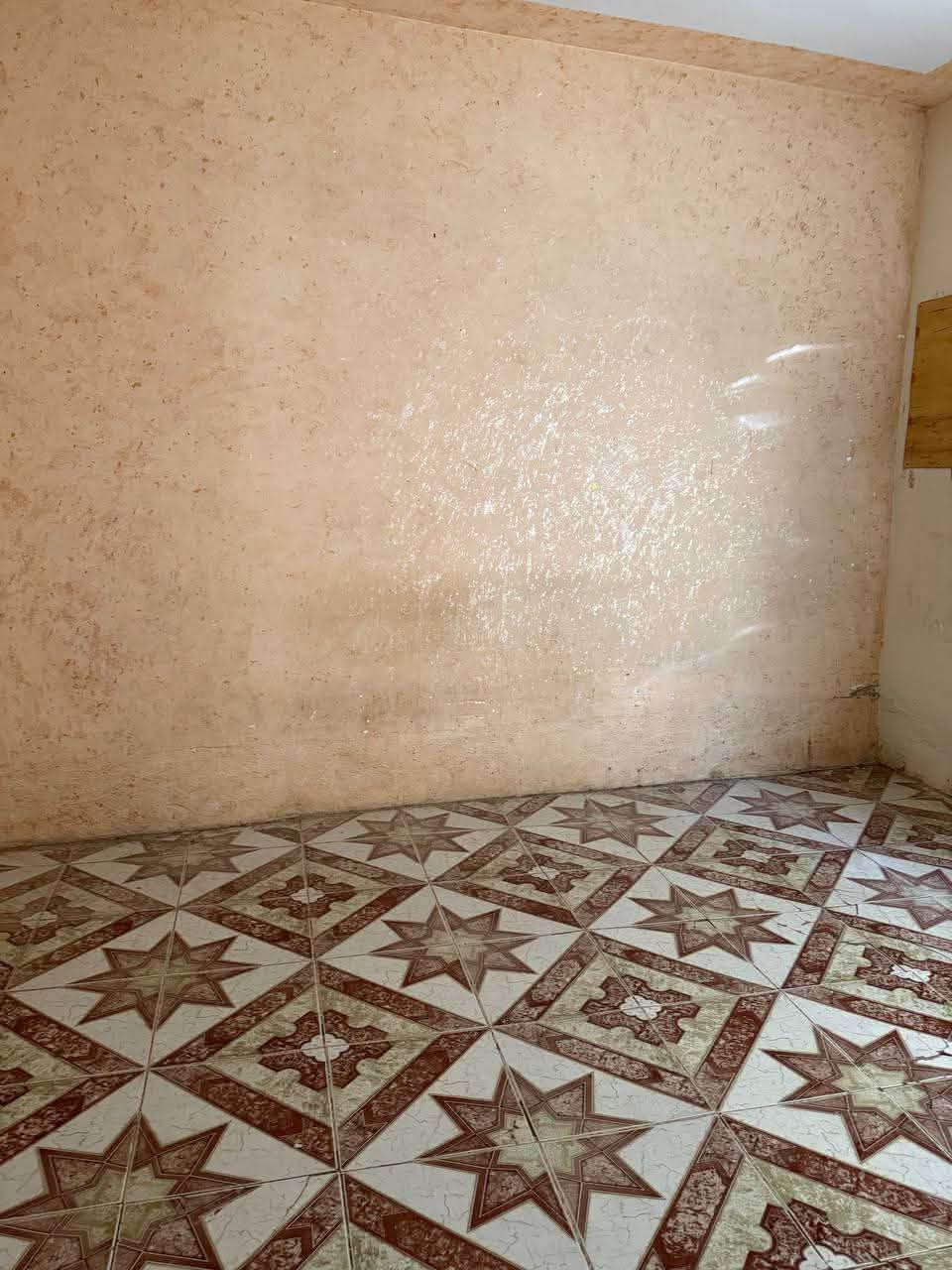 السلام عليكم ورحمة الله وبركاته  دار للبيع مساحة 100 م٢ 10في10 يتكون من غرفتين وهول وصحيات ومطبخ سند 25 طابو زراعي منطقة كريطعة الاتصال ***********
