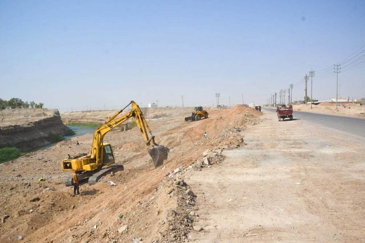 أعمال إنشاء الشارع (30) في حي الإشراق
​ تستمر الكوادر الفنية بالمباشرة بمشروع إنشاء شارع (30) في حي الإشراق ضمن حدود مديرية بلدية الحبانية.
​تتواصل الأعمال اليوم المتمثلة بـ القطع والتسوية الترابية،  المشروع محال بعهدة شركة الطريق المميز للمقاولات العامة   المدة الزمنية  لتنفيذ المشروع 180 يوماً،
