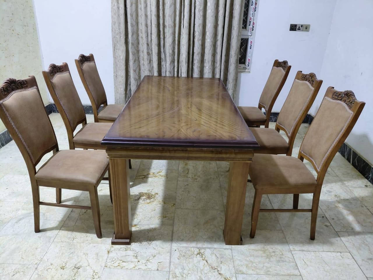 ميز طعام • كراسي • ما مستخدم