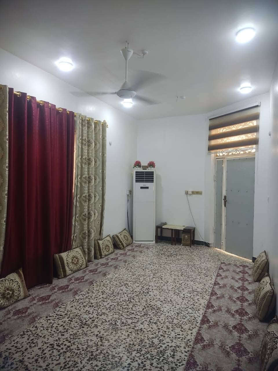 بيت للبيع طابقين المساحه 250متر الهلايجية  رميثه قرب المعهد التقني الجديد
برانية وصالة ومطبخ وغرفتين فوك وغرفتين جوه وطارمه وصحيات داخليه وخارجيه لمزيد من التفاصيل الاتصال
على الرقم ***********
