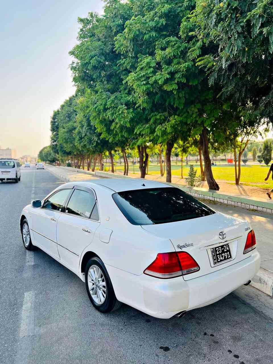 بەناوی خوای گەورە 🤍.
بۆ فرۆشتن شاھینە 2005
بــڕاوە بــڕاوە
كــۆدی ھــەیە ✅.
گــێڕ و مەكینە بــچوك 180 .
2 دوگــمە 
نــاو كــرێمی .
شــاشە و كــامیرە
سارد و گەرم و برێكی بەسراوە
تــەقە و ڕەقە بەشەرت
تازە پێشیم داگرتوە چركەی تیانیە .
تاخمێك تایە و ویلی لۆك لۆك ..
سەیارەكە زۆر جوانە ماشااللە
چاڵ و شوخت و قوپاوی نیە
گەردی نیە سفر سفرە ماشااللە .
سەقف و لاشەی ڕێك وەكو شوشــە وایە .
تابڵێی جوان و بێ مەسروفە سەیارەكە وەك تۆپ وایە
ڕۆنی مەكینە و پاتریم تازە گۆڕیوە.

ھەر ھەمو گیانی بەشەرت ئەفرۆشم
سەقف و كەڤەر و ڕەقەم شاسی بەشەرتە .
ھەر ھەمو شتێكم نوسیوە ڕەحمەتت لێبێت موشتەری نیت سەری كەسمان مەیەشێنە .

لــە كەلارم 
نــرخی 46 گەڵاو مەجالێكی زۆر كەمە ..

***********
