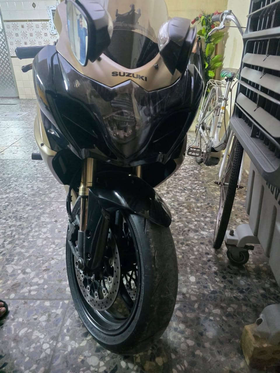 سلام عليكم دراجه( GXR) 1000cc موديل 2013 ماشيه  23 ألف بعدها زيرو الدراجه ماخذيها من معرض الخرساني مرقمه رقم انكليزي تحويل ثاني يوم دراجه  بيها هزه بشهر ال 4 بعدها ما منتهيه كفاله عامه من الشخط  عليها برمجه 3 مودات فول طلقات + دراجه عليها كاربون فايبر بيها تزويد خارجي بقيه الشرح داخل فيديو   مكان الدراجه بغداد مدينه الصدر ه‍/***********
