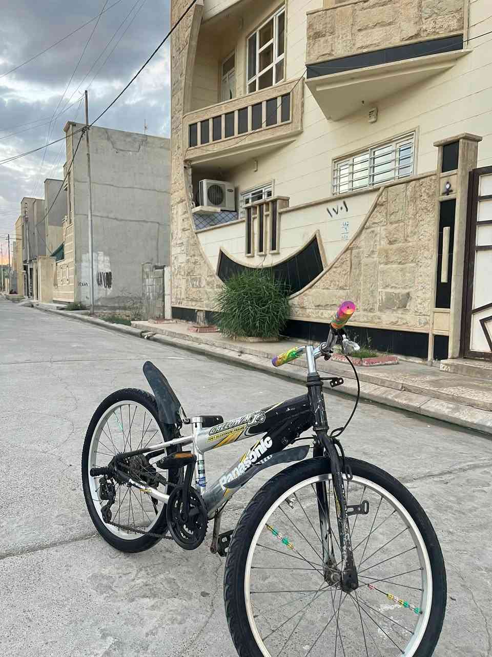 بسكل جبلي للبيع
ال بسكل مل حركات استرين طويل
للتوصل واتساب *********** 
السعر ٥٠ وبي مجال
