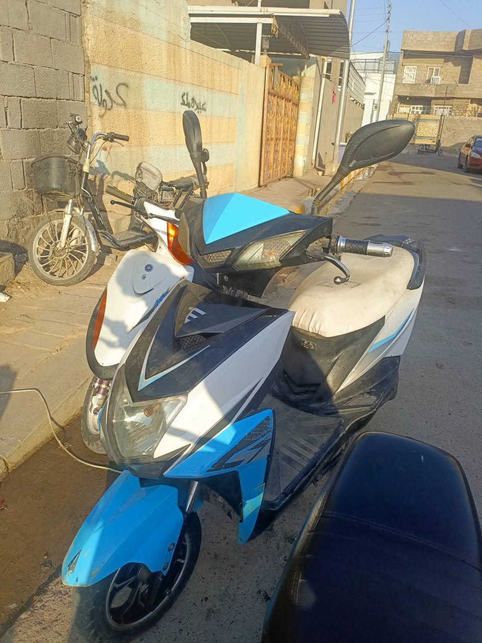 سلام عليكم دراجه شحن للبيع خمس بطاريات عل فحص كهربائياته كلهه شغاله سعر 260 الف مكاني رمادي رقم تليفون ***********
