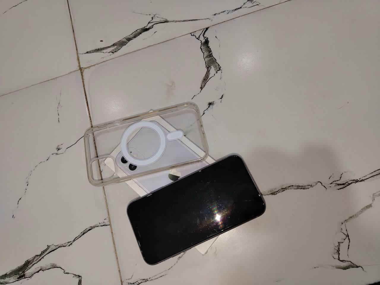 آيفون ١١عادي
كامل ملحقات شاحنه وكارتون

موبايل كلشي ما مبدل بي البطاريه٩٠تقره ب 
حاسبه ٨٩
ذ١٢٨

***********واتساب
