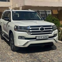 لاندكروز 2018 وايت ادتشن ماشيه 140 الف  فول مواصفات  بيها مكانين بارد ...
