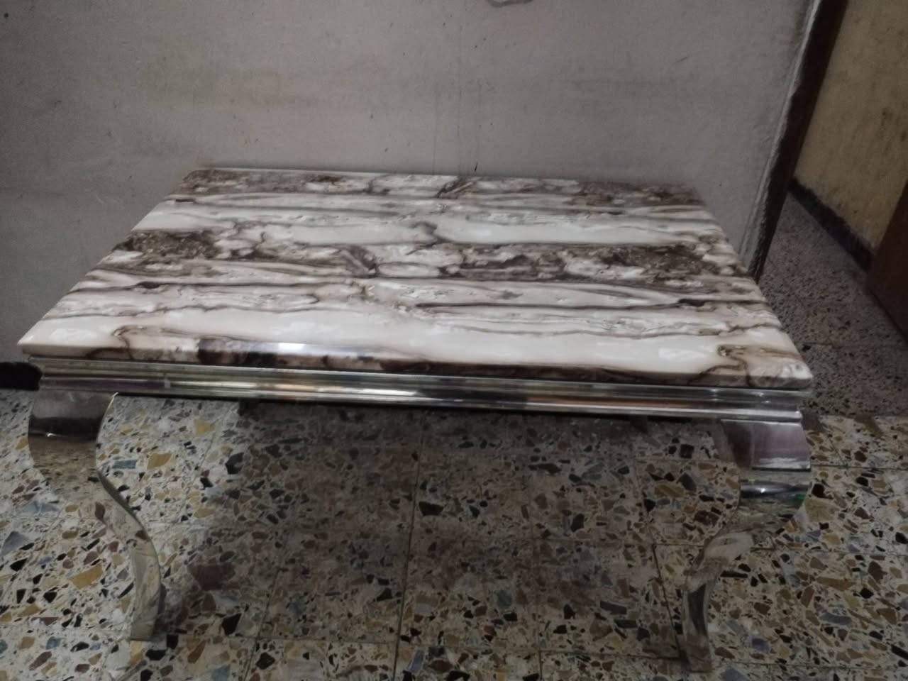 ***********
شراي يتفضل واتساب
مجمده كلش جديده
ميز طعام مرمر اربع كراسي
عنوان بغداد زعفرانيه
