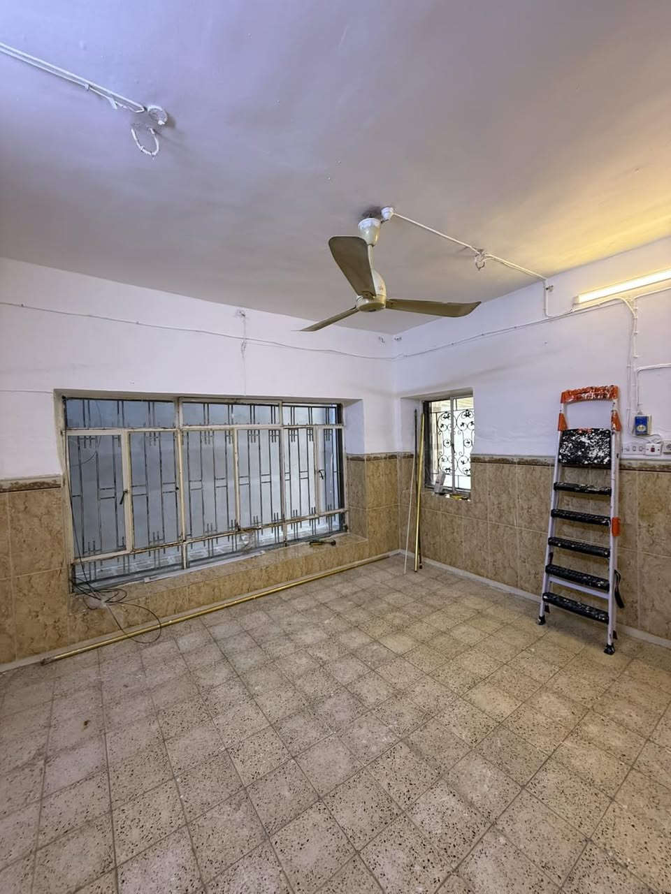 🏡✨ دار للإيجار – 200 متر | طابقين ✨

📐 المساحة: 200 متر
🛏️ 3 غرف نوم
🛋️ هول + استقبال
🍳 مطبخ
🚿 صحيات
🚗 كراج
🌳 حديقة

📍 شارع القدس – قرب مصرف الأهلي العراقي

💰 الإيجار: 450 ألف دينار شهريًا

📞 للاستفسار والتفاصيل:
***********
***********

🏢 الفيصل للعقارات و الاستثمار
📍 كركوك – نهاية شارع القدس – مجمع فلوريا – قرب مصرف الأهلي العراقي

نص مكتوب في الصور:
- الفيصل للعقارات دار للإيجار