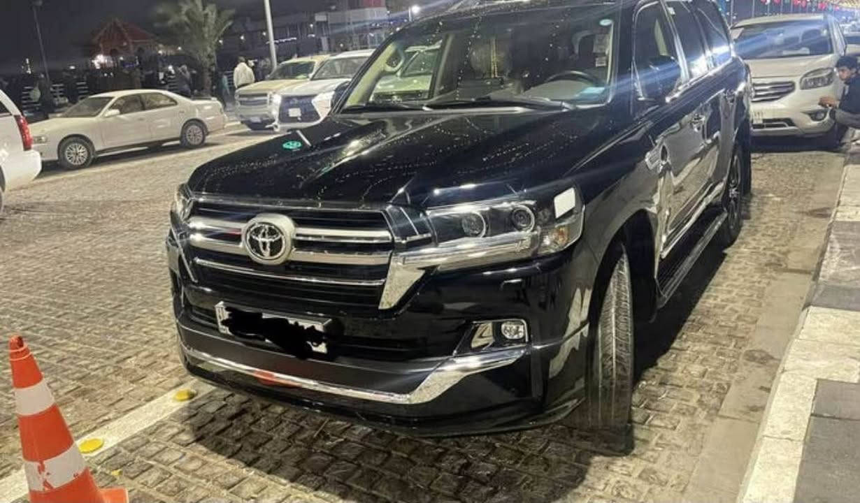 سلام عليكم للبيع لاندكروز 
 2019 كراند تورنك
8 سلندر
مكفوله
اربع بصمات
حساس امامي خلفي
كامره خلفيه
زراك لايت
كرسي سايق كهرباىي وجنب سايق كهربائي
ماشيه 167 الف 
السعر 490
العنوان بصرة 
للاستفسار *********** البصرة, العراق
