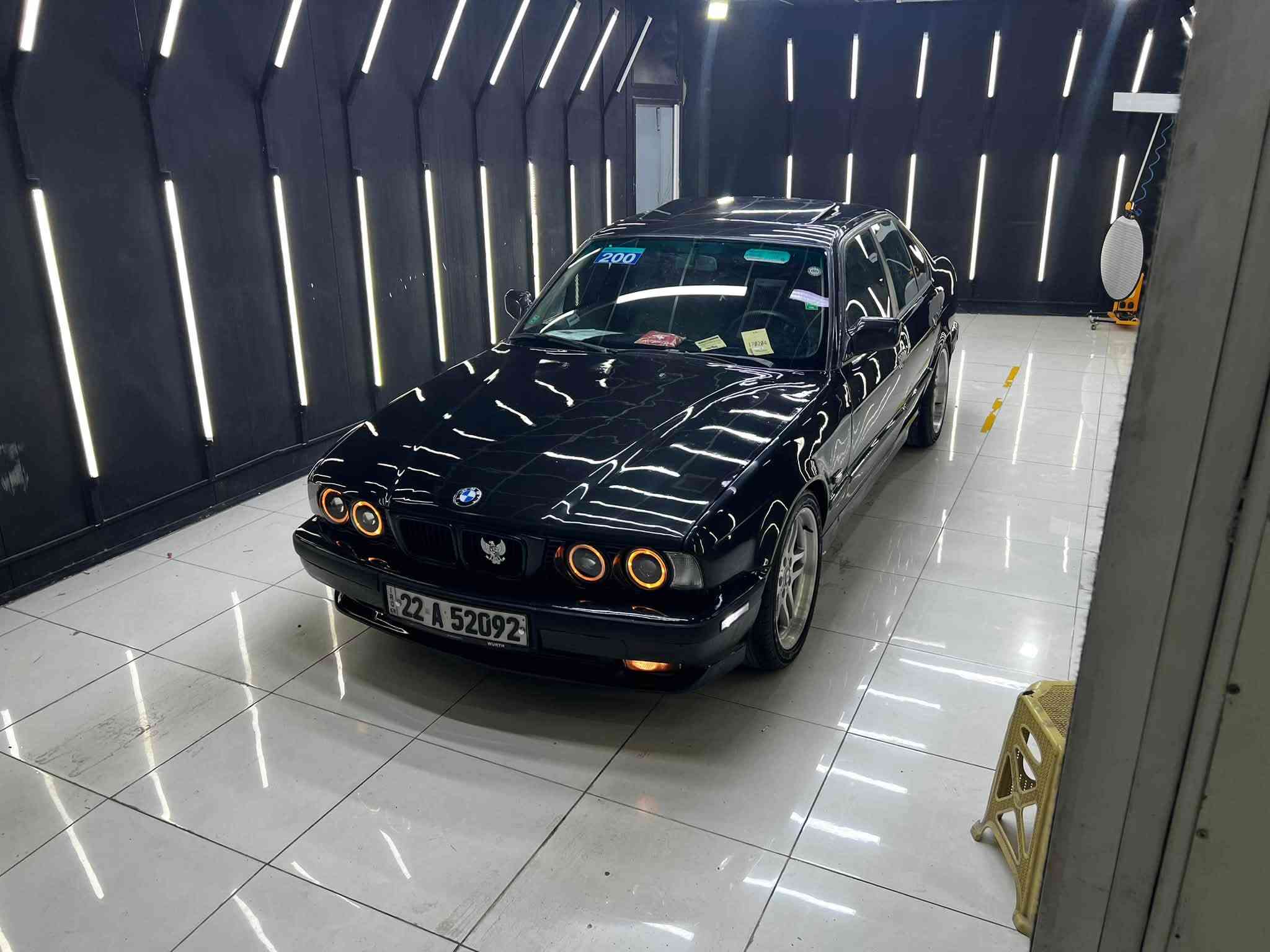 سلام عليكم 🫡 
بيئم دبليو 1993 فول فول مواصفات ☝🏽
اصل فصل 525 گير توماتيك بلادي 💯
السياره من الدعاميه للدعاميه كله بلادي 👍🏽
سلايت كهربائي + كشنات جلد + كشنات تدفئه 
تبريد ثلج ثلج 🥶 + لايتات زينون + لايتات حلقه + بنكه كهربائيه 
بجم عريض + وياله و دعاميات M + دبل ايرباك 
بريك ABS + ماشالله بحياتي ماشايف هيج تبريد بارد 🥶
گير محرك بشرط بل باكيت لا صرف لا بخار كلش جديد 🆕 
الله شاهد سياره مال جناي شغل و اطلع دينار مصرف مابي
تخم تايرات جديد + صدر امامي خلفي جديد + دسكات جديد
السياره بدون ضربه + بدون خياس + فقط صبغ جماليه فقط ماشاءلله ماباقي هيجي سياره نضيف الي يشتريها يشوف الف خير
رقم اربيل رقم سنويه هزه كله جديد بسمي شخصي لحد 2031
العنوان ~ كلار قضاء سليمانيه 📍
السعر ~ 77 ورقه وبيها مجال 💸
الهاتف ~ ***********
اخوان السوك كلشي بي حتى ب 20 ورقه اكو بس كلشي بسعره 
ملاحظة ~ تجي اذا مو مثل المنشور و مو مثل الصور مصاريفك عليه
