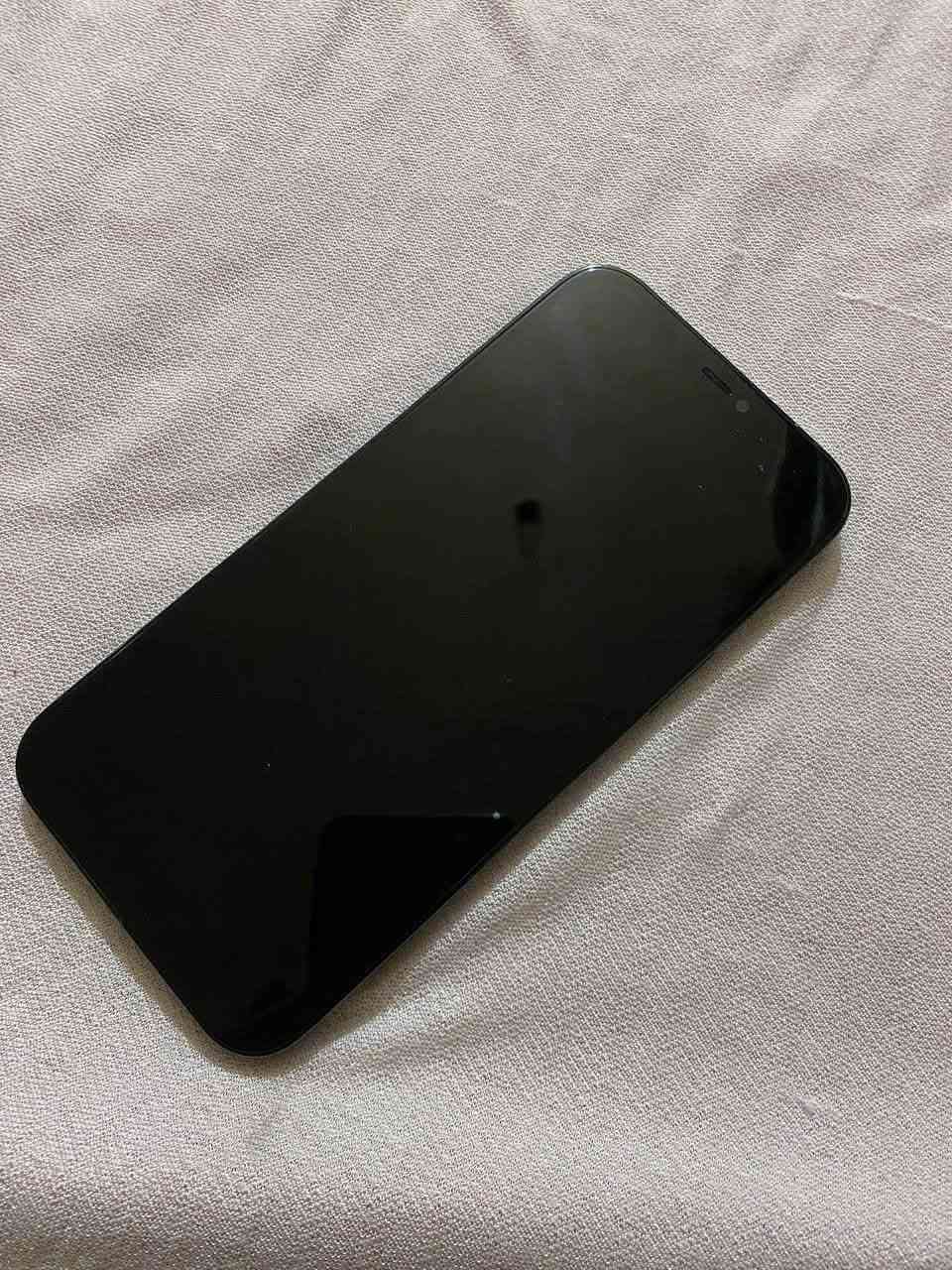 ايوف 12 Pro mxs 
بطاريه ١٠٠
شاشه اصليه مبدله من بغداد
وبي فطر خفيف ممبين
وكاره الخلفيه تهتز

سعر300 
تواصل ***********
