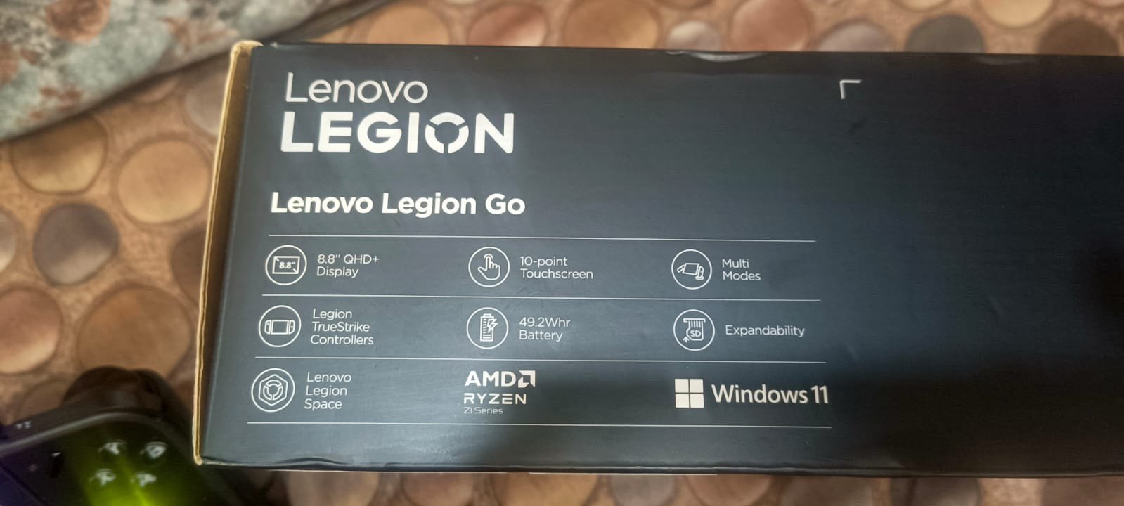 Lenovo Legion Go – Z1 Extreme
المعالج: AMD Ryzen Z1 Extreme (8 Cores / 16 Threads)
كرت الشاشة: AMD Radeon Graphics – RDNA 3
الرام: 16GB LPDDR5X 7500 MT/s
التخزين: 1TB SSD PCIe 4.0 NVMe
الشاشة: 8.8" QHD+ IPS
الدقة: 2560×1600
التحديث: 144Hz
اللمس: 10 نقاط
البطارية: 49.2Wh
النظام: Windows 11 Home
Wi-Fi 6E
Bluetooth
USB-C 4.0 ×2
MicroSD
منفذ 3.5mm
يدات Legion TrueStrike قابلة للفصل
الشحن: 65W �
سعره 800 وبي مجال ان شاء الله