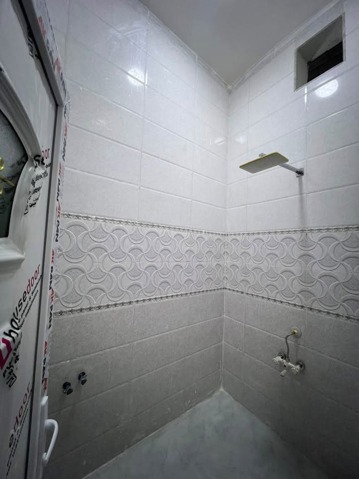 دار للبيع بمساحه 280 متر مربع
 طابو ملك صرف زراعي سند 25 
وكاله ومكاتبه ونسخه طابو وتتكاتب وي صاحب الارض مباشرة

البيت بناء 2026 تستلمه مفتاح وجاهز للسكن
يحتوي على 3 غرف نوم مساحه 4*5 

صاله واسعه 5*10
 
استقبال 4*8

مطبخ 4*6 

كراج مع حديقه ومجموعة صحيات داخليه وخارجيه 
منطقه كامله الخدمات ومرتبه

العنوان بصرة ابو الخصيب حمدان قريب لطريق الفوك

السعر 118 مليون وبي مجال

للاستفسار اكثر *********** #ابوتبارك
