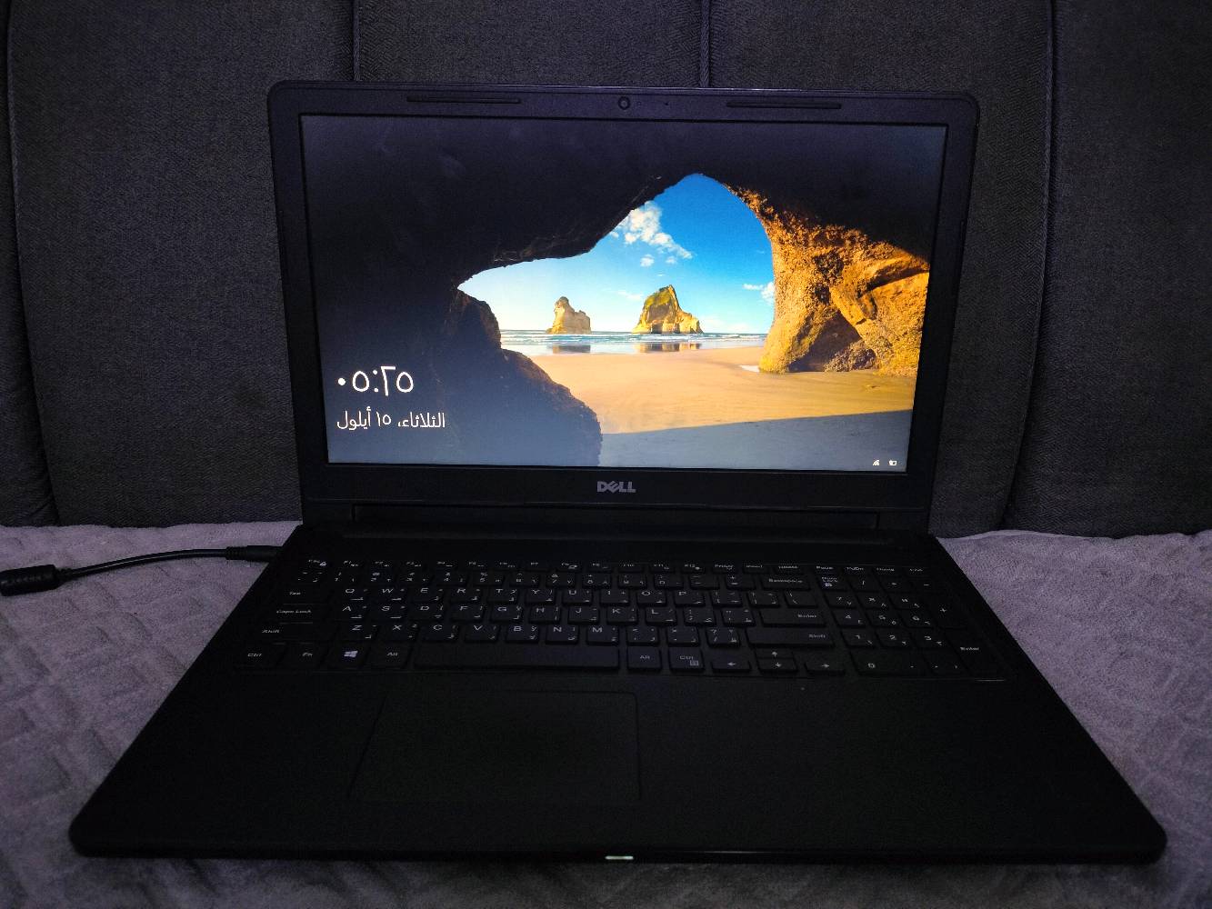 السلام عليكم ورحمة الله وبركاته 🙋‍♂️✨
للبيع: لابتوب ديل بحالة ممتازة واستعمال خفيف جداً 👌💻
المواصفات الفنية:
 * الموديل والشركة: Dell Inspiron 15-3567 🏷️
 * المعالج (CPU): Intel Core i3-6006U بسرعة 2.00 GHz (الجيل السادس) ⚡
 * الذاكرة العشوائية (RAM): 4.00 GB DDR4 (بسرعة 2400 MHz) 🚀
 * مساحة التخزين: 119 GB SSD (هارد سريع جداً لنظام التشغيل) 💾⚡
 * كرت الشاشة (Graphics): Intel HD Graphics 520 🎨
 * نظام التشغيل: Windows 10 Pro (إصدار 22H2) 🪟
الملحقات المجانية:
 * 🖱️ ماوس وايرلس (Wireless Mouse) مع قطعة USB داخلية.
 * 🎒 شنطة لابتوب أصلية وجديدة تماماً.
 * 🔌 شاحنة أصلية وأداء الشحن ممتاز جداً 🔋.
الاستخدام والسعر:
 * ممتازة جداً للدراسة، البحوث، الطباعة والتصفح 📚✍️.
 * تشغل الألعاب الخفيفة، وإذا أضفت لها رام 4GB إضافي تشغل ألعاب متوسطة بكل سهولة 🎮🔥.
 * الكيبورد شغال بالكامل بدون أي مشاكل ⌨️✅.
 * جهاز ممتاز، رخيص، واقتصادي جداً 💯.
السعر: 200 ألف دينار عراقي و بي مجال  مع كامل الملحقات! 💰🎉