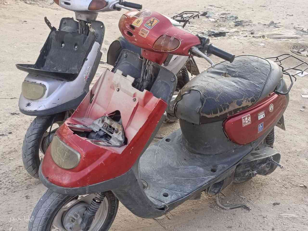 250 وبيهن مجال قليل 
اكفلك سرقه كل تفاصيل بل فيديو 
وابيعلك كوم حديد 
كربلاء الامن الداخلي 
***********

نص مكتوب في الصور:
- ايليا حيدر
- ایليا حيدر