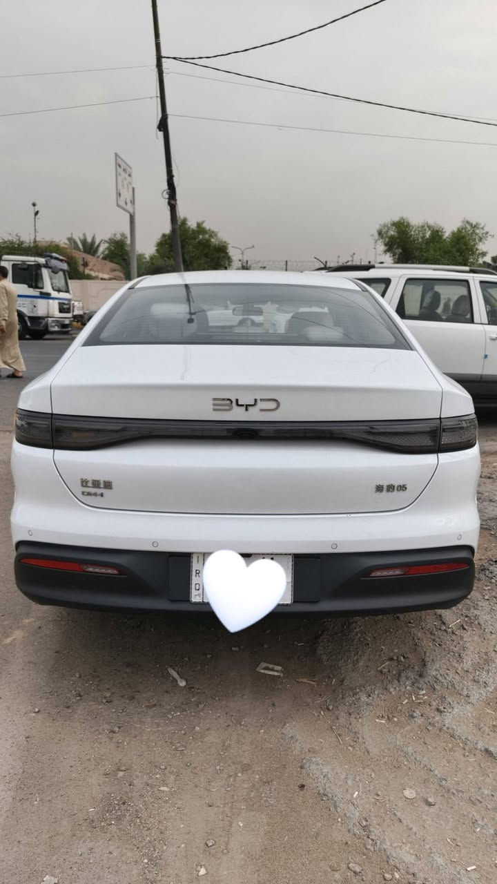 السلام عليكم من رخصت الادمن بي واي دي سيل فايف موديل 25 كفالة من الصبغ  والبارد بيها فقط 4 رصعات ماشية 17600 الف الكلي رقم بغداد جديد السيارة جديدة كاعديات حوضية بوليش كاملة معروضة بواحد وعشرين مليون و ثمنمية 21و800 
مكانها بغداد الستفسار على الرقم ***********
واتساب ***********
