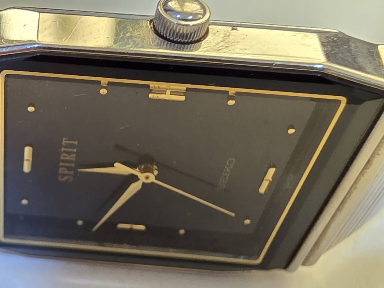 ساعة سيكو سبيريت (SEIKO SPIRIT) – أناقة كلاسيكية نادرة
تميز بإطلالة فاخرة تجمع بين الدقة اليابانية والتصميم المستطيل الكلاسيكي الجذاب مع المينا الأزرق الملكي والعقارب الذهبية الفاخرة.

​الموديل: Seiko Spirit (أناقة كلاسيكية نادرة)

​المقاس/القطر: 26 × 35 ملم

​المواصفات: هيكل وسوار من الاستيل المقاوم للصدأ (Stainless Steel)، ومقاومة للماء والمجالات المغناطيسية (Antimagnetic).

​السعر: 150,000 دينار

​للطلب والاستفسار:

📞 رقم الهاتف: ***********
