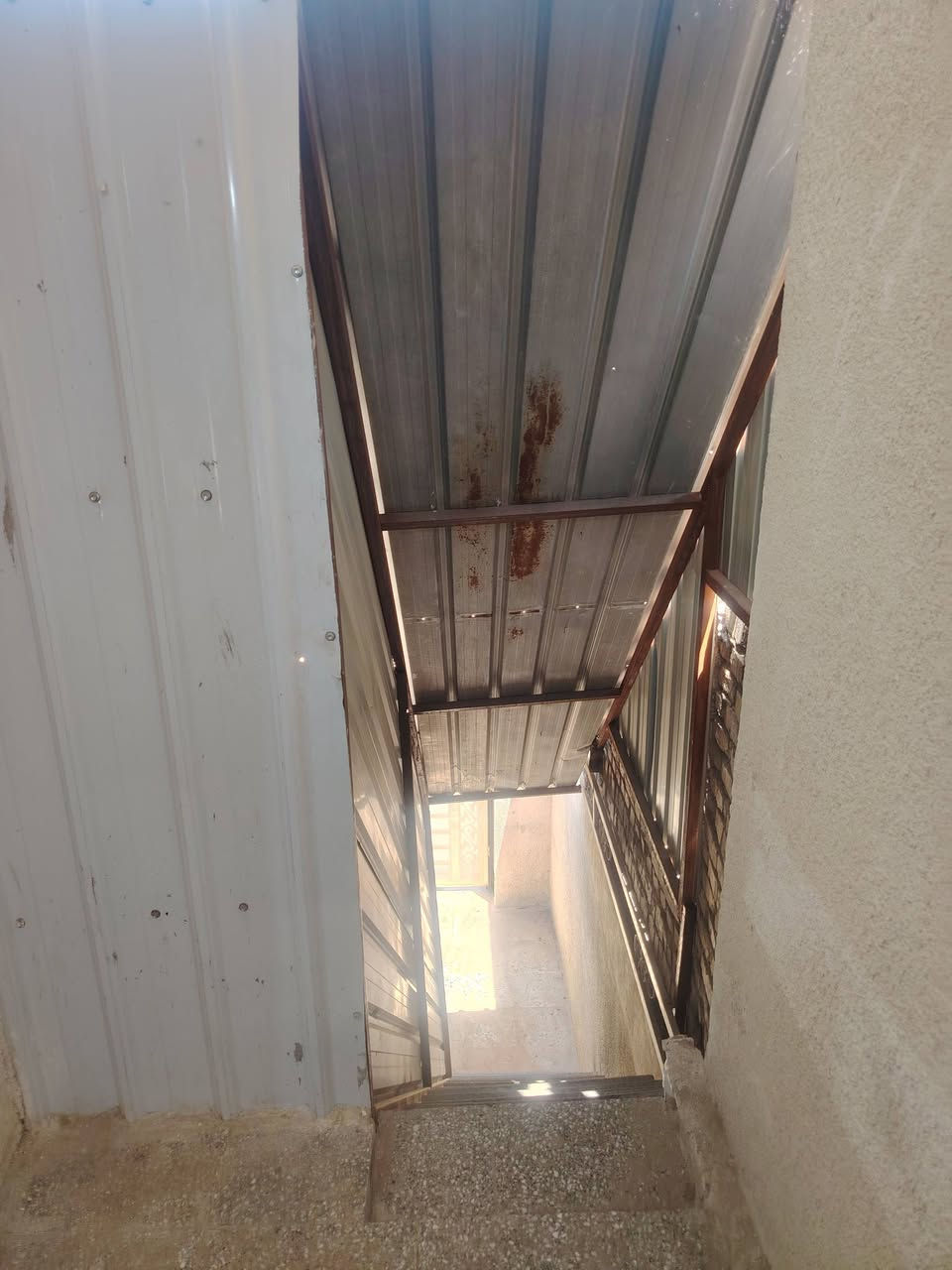 بيت للأيجار طابق ثاني يحتوي على غرفه جبيره 7X6 مع حمامين شرقي وغربي و مطبخين حار بارد للاستفسار التواصل على الواتساب ***********
