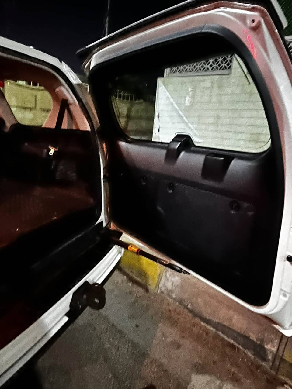 السلام عليكم برادو موديل ٢٠٢٢ وكاله شركه ساز TX ماشيه ٦٦ الف بعدها بالضمان على ايدي من الشركه السياره بيها تبديل ثلاث بوب نفس اللون من شركه ساز بدون صبغ ودواخل وبيها تصليح pdr قليل بالجاملغ الخلفي مال سايق السياره نضيفه كلش استخدام شخصي للاتصال رقم صاحب السياره *********** مكلف بالنشر مكان السياره كربلاء السعر 350 ورقه وبيها مجال قليل
